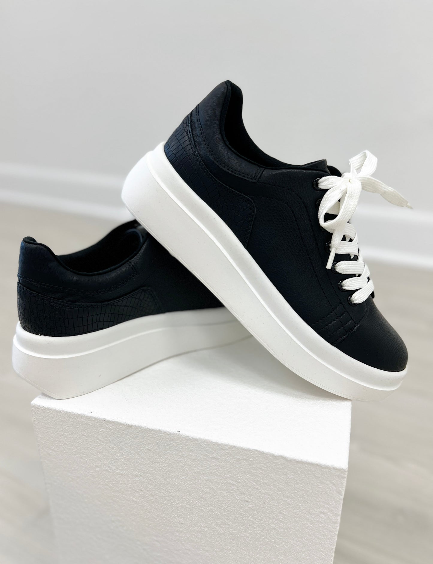 Yellowbox Ella Sneakers in Black