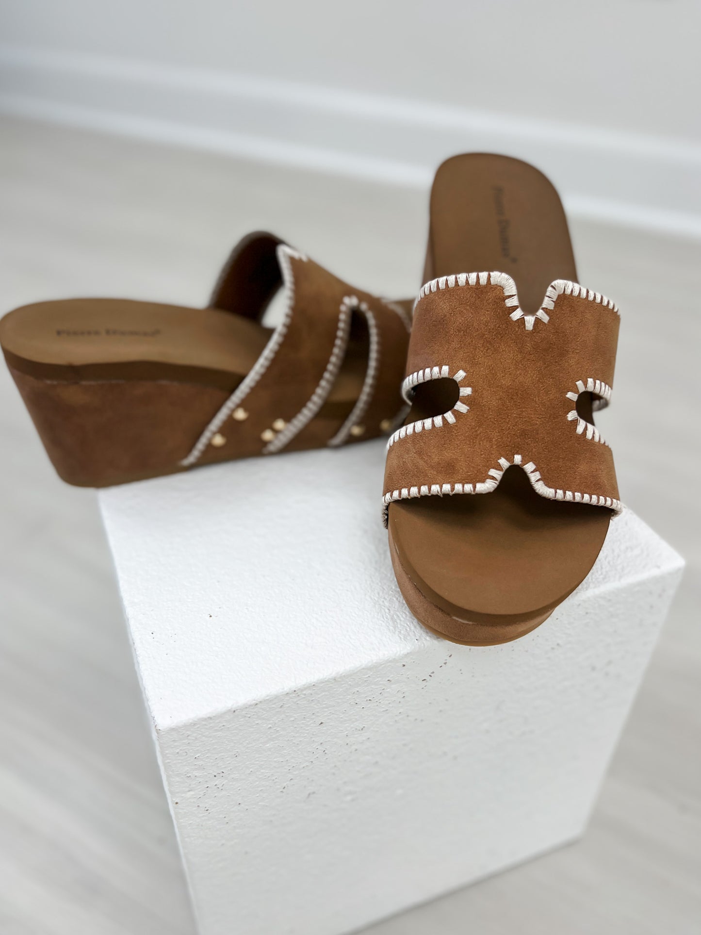 Pierre Dumas Vivian-7 Wedges in Cognac