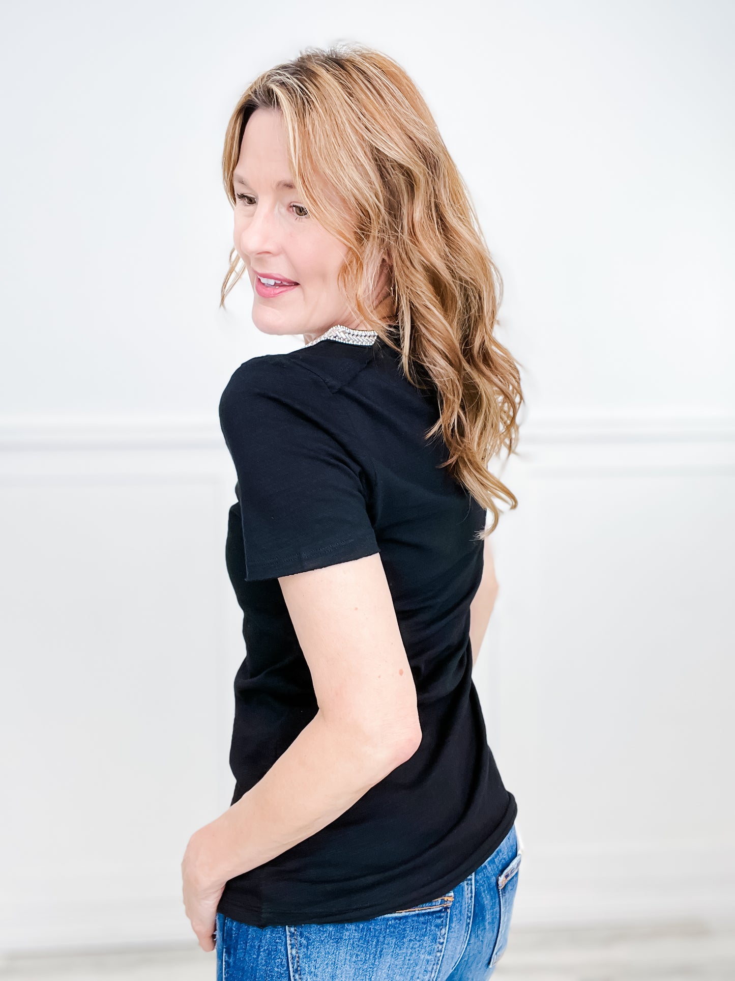 ROUND NECK SHORT SLEEVE KNIT TOP WITH RHINESTONE AND STUD NECKLINE