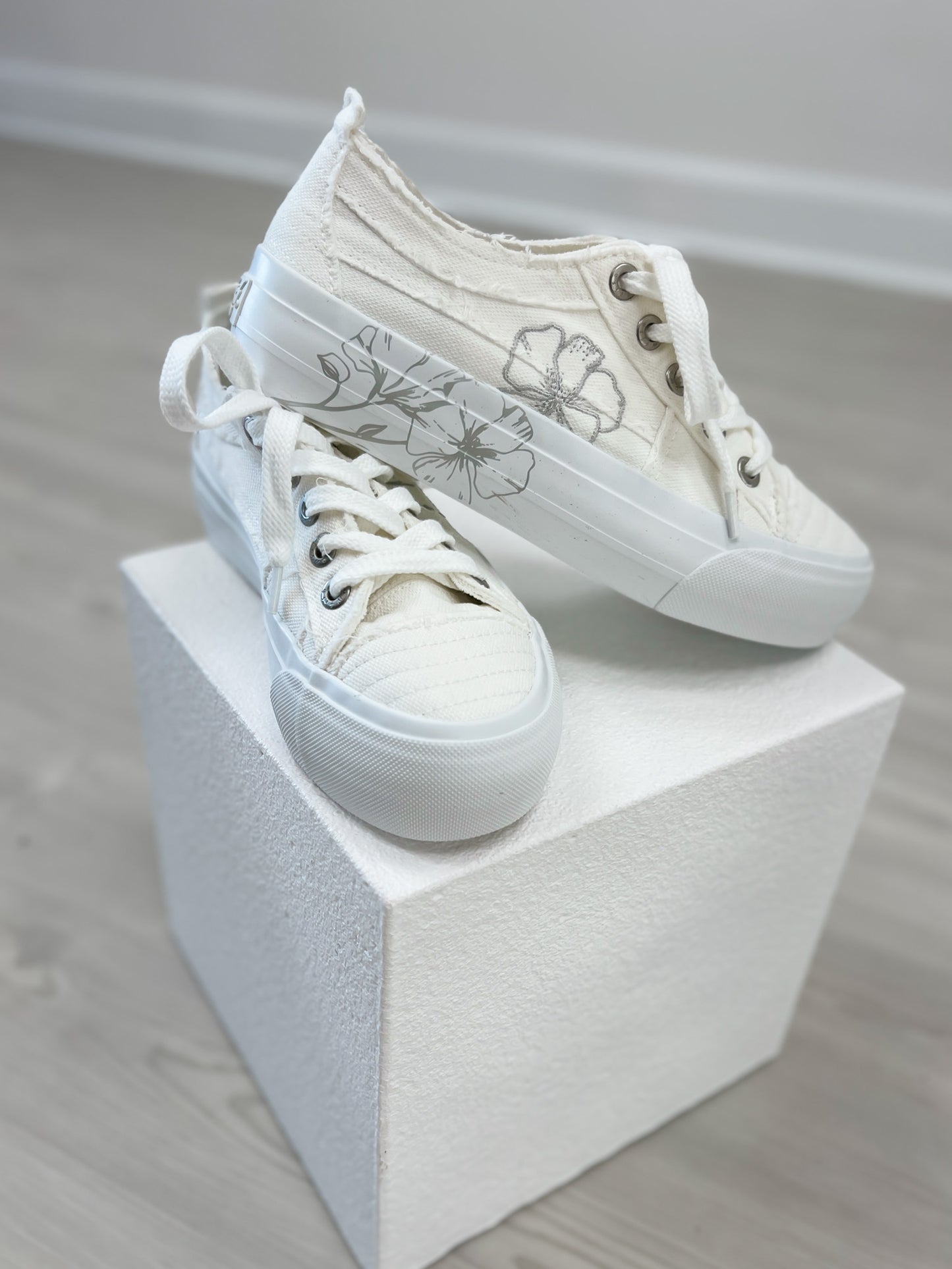Blowfish Tennis Shoes Sadie Sun 10 in White Canvas
