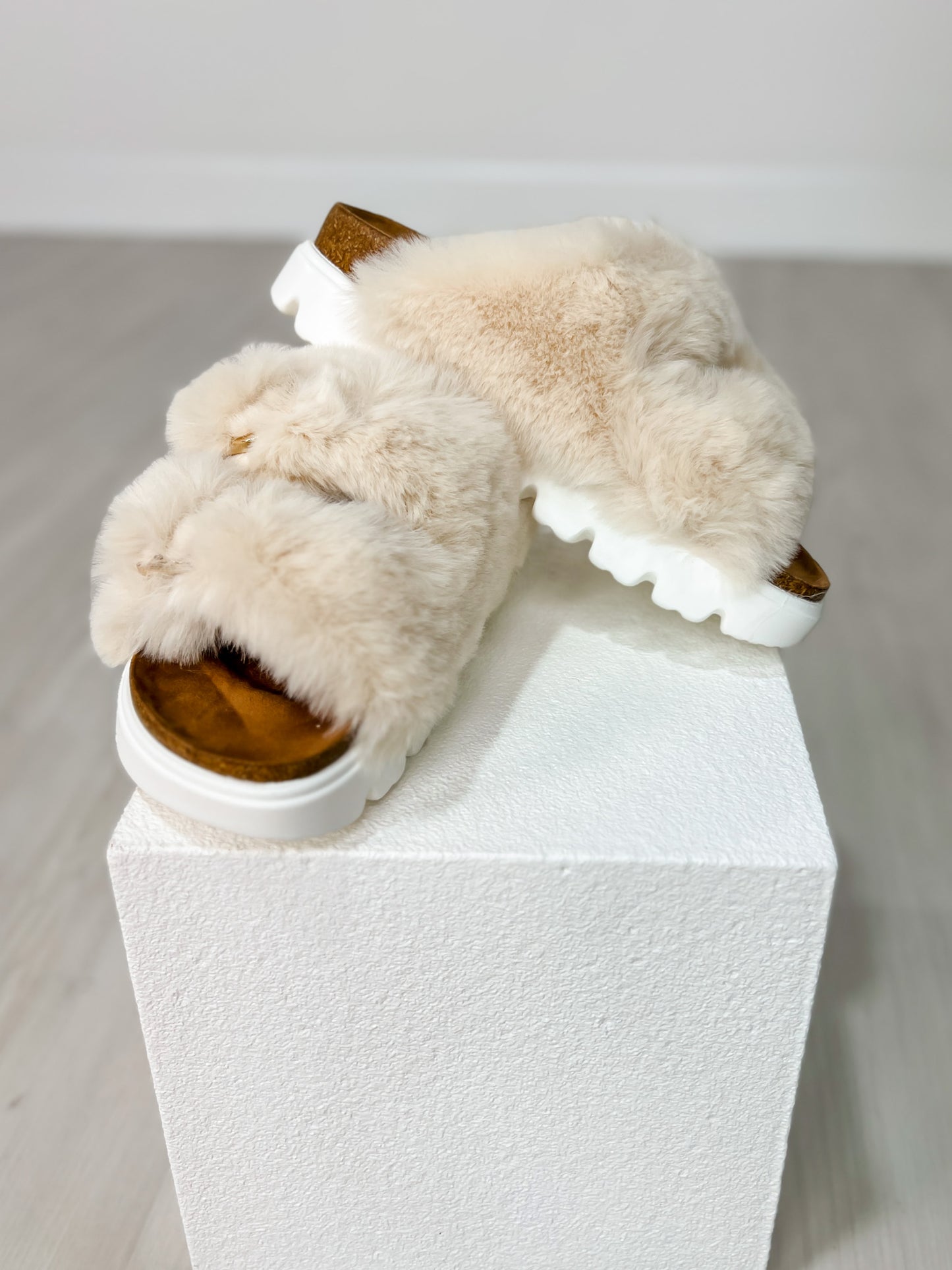 Corkys Hearsay Sandals in IVORY FUR