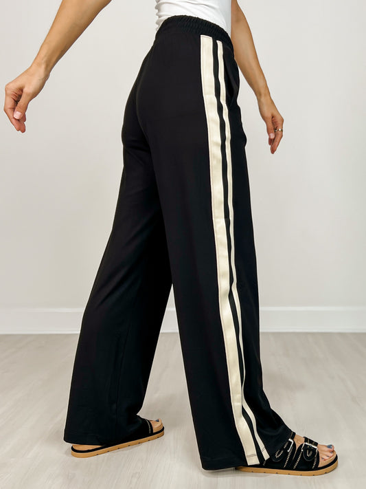 Butter Soft Side Contrast Straight Pant in Black