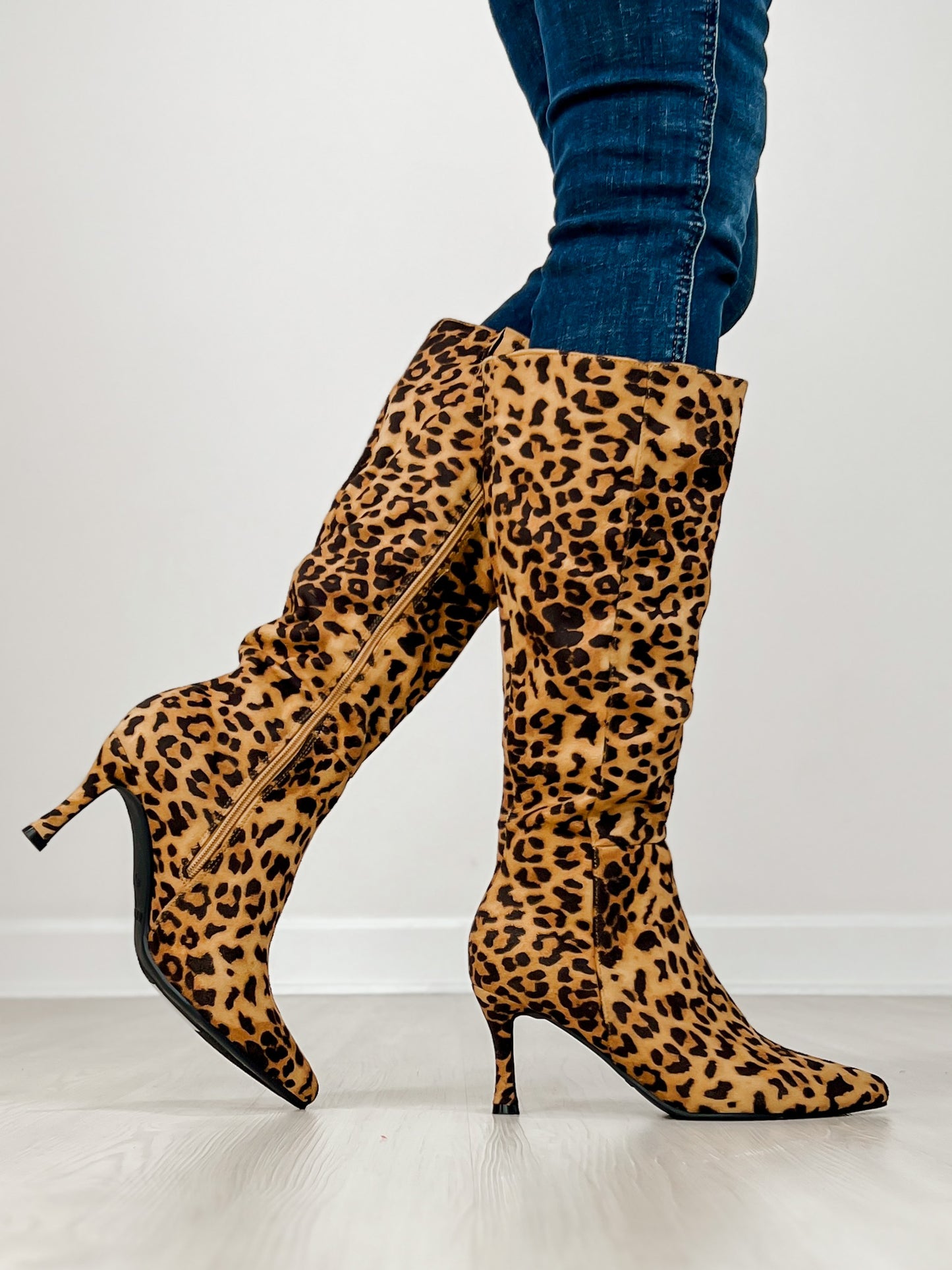 Elegant Stiletto Pointed-Toe Boots in Leopard Suede