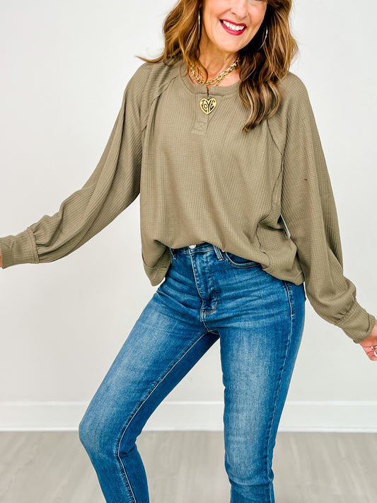 Long Sleeve Cropped Raglan Henley Top in Olive