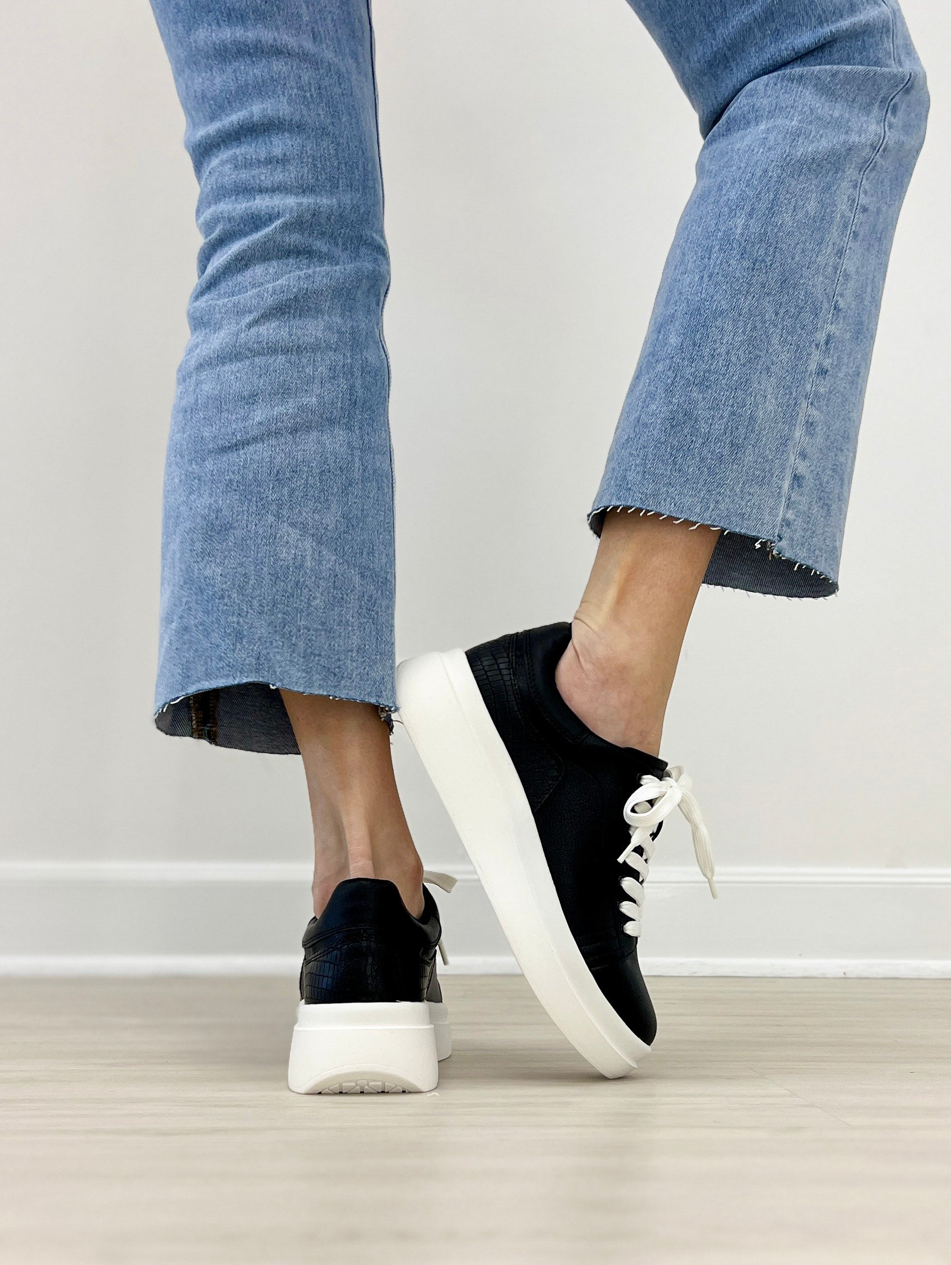 Yellowbox Ella Sneakers in Black