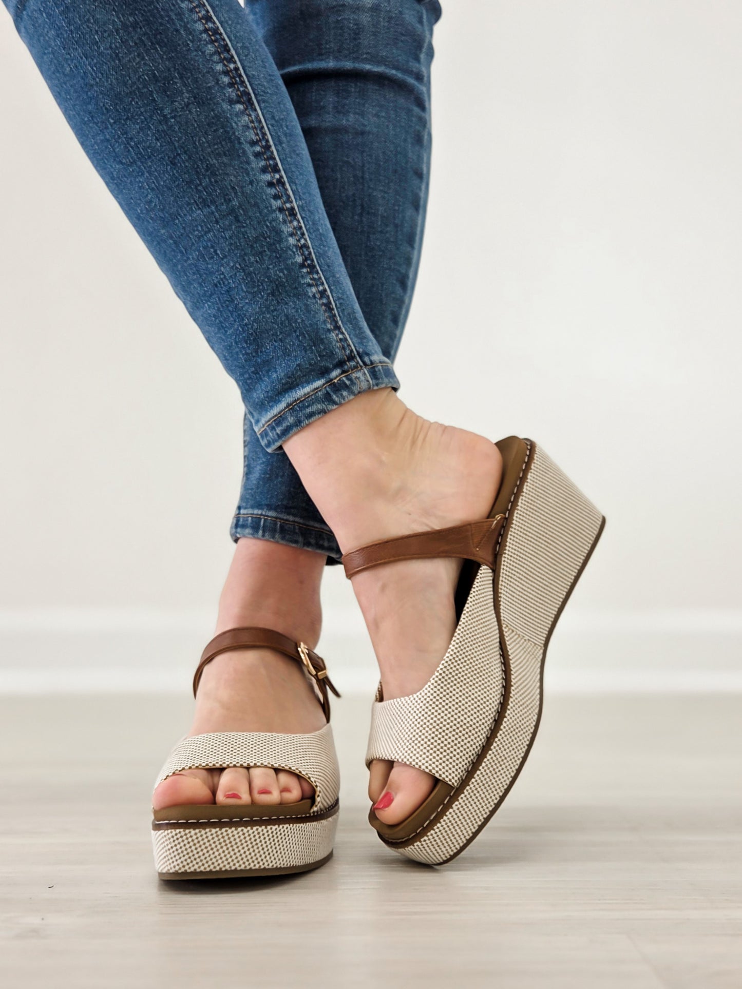 Corkys Treat Yourself Wedges in Bourbon Combo