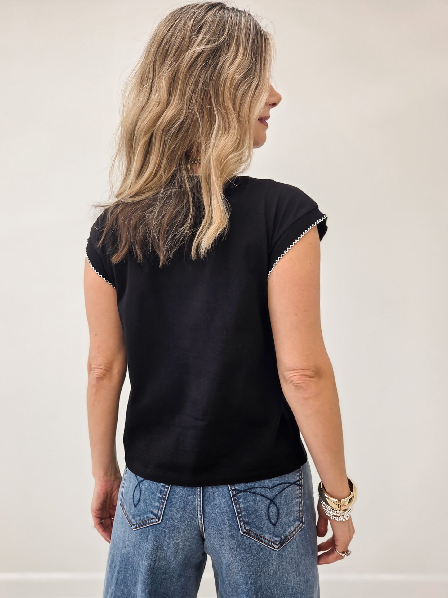 LIVE BOX PICO STICH DETAIL SPLIT NECK SHORT SLEEVE COTTON TOP