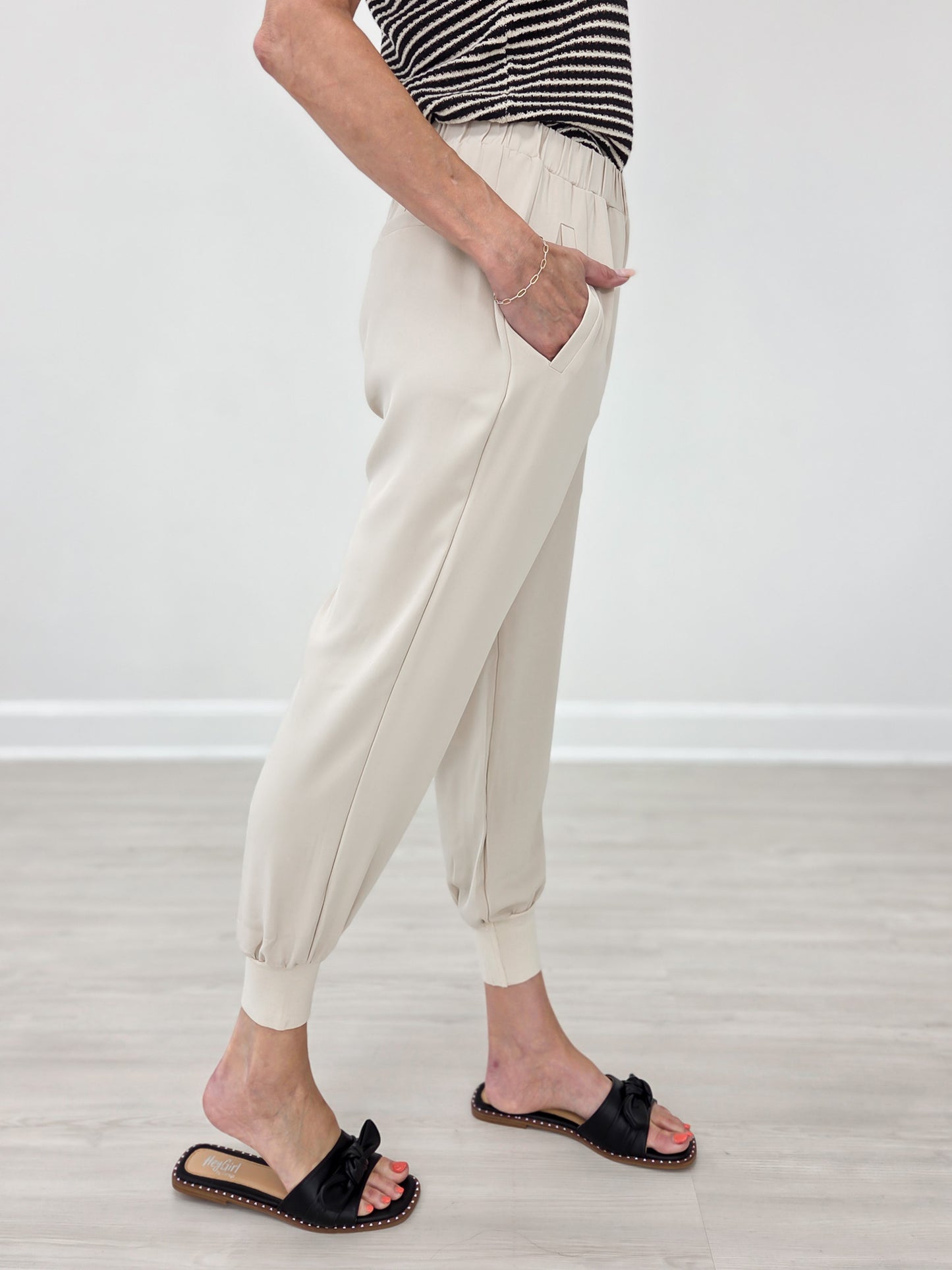 High Waist Sold Woven Jogger with Side Pockets