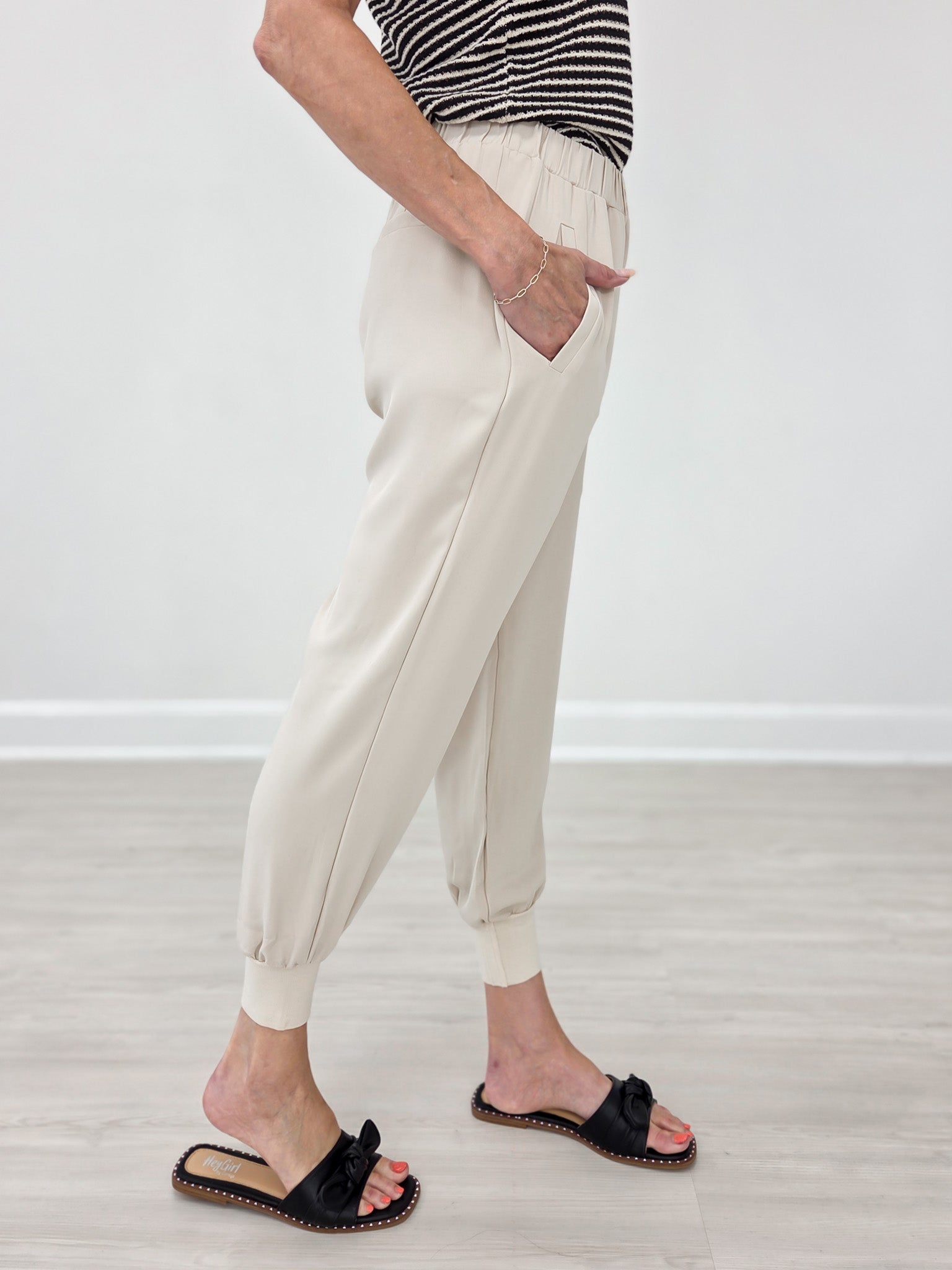 High Waist Sold Woven Jogger with Side Pockets