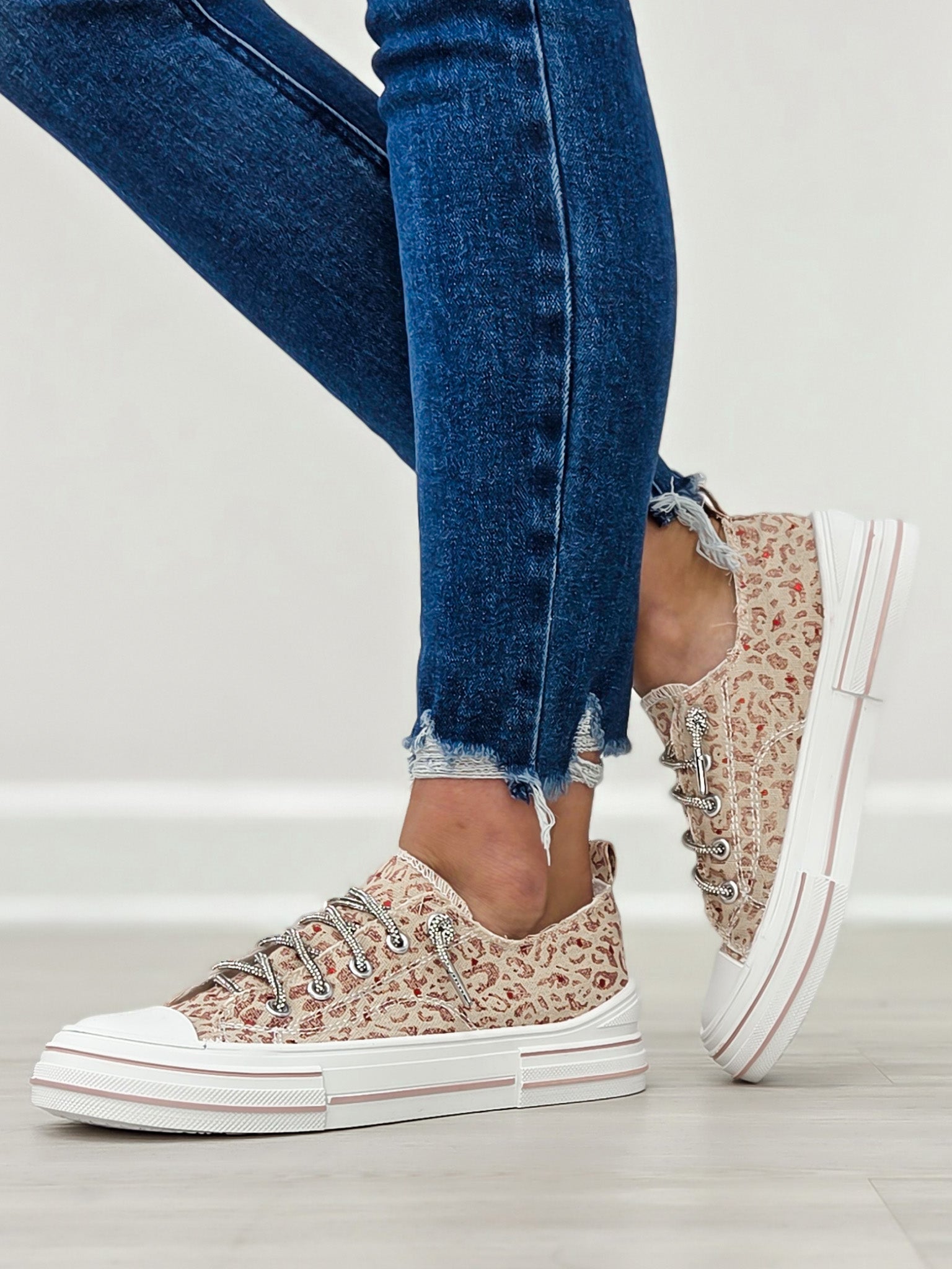 Very G Aman Sneakers in Safari-Red