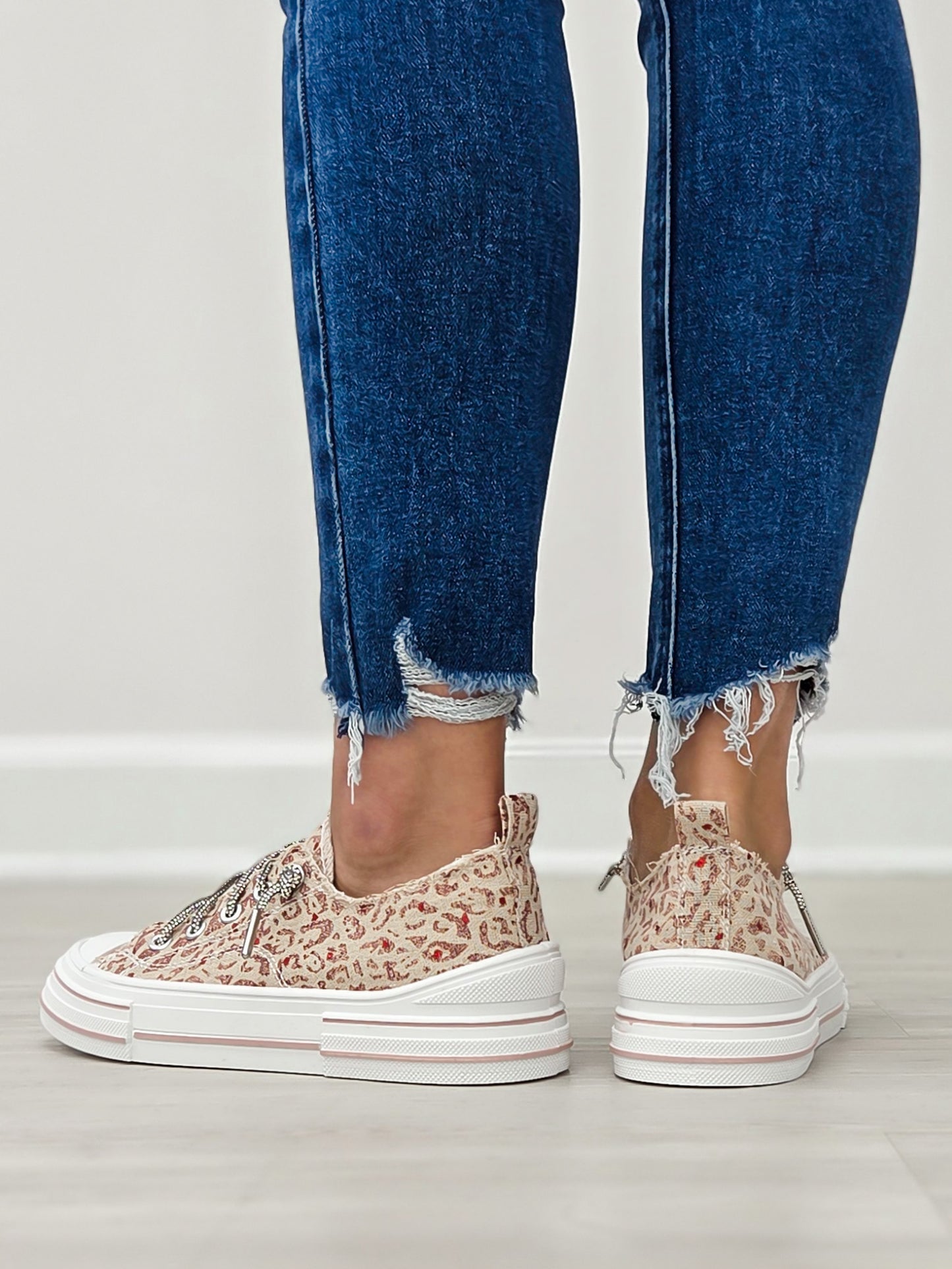 Very G Aman Sneakers in Safari-Red