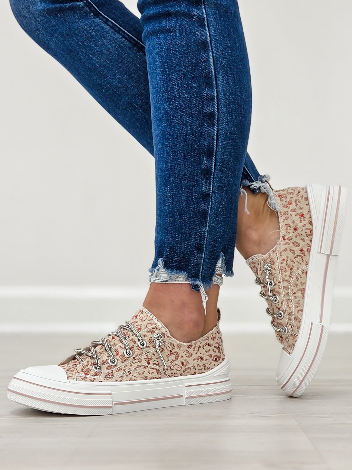 Very G Aman Sneakers in Safari-Red