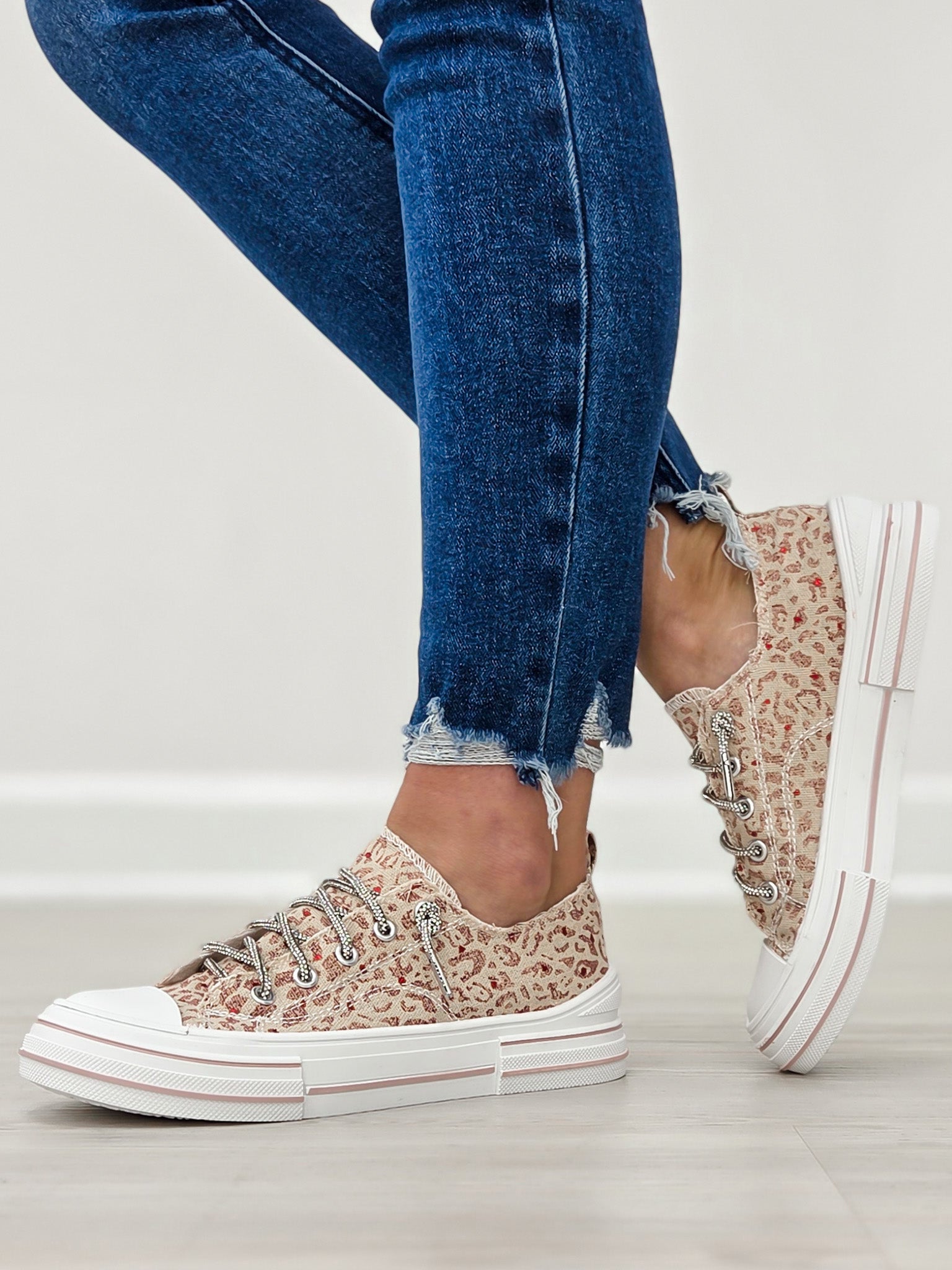 Very G Aman Sneakers in Safari-Red