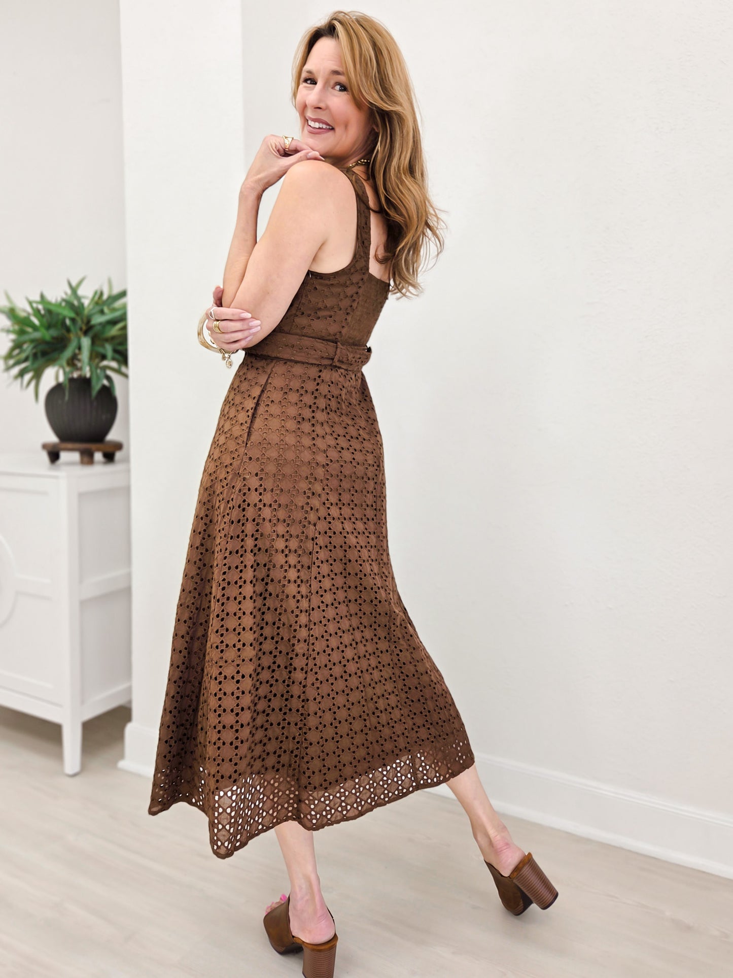 Elegant Midi Dress Featuring Eyelet Lace Texture