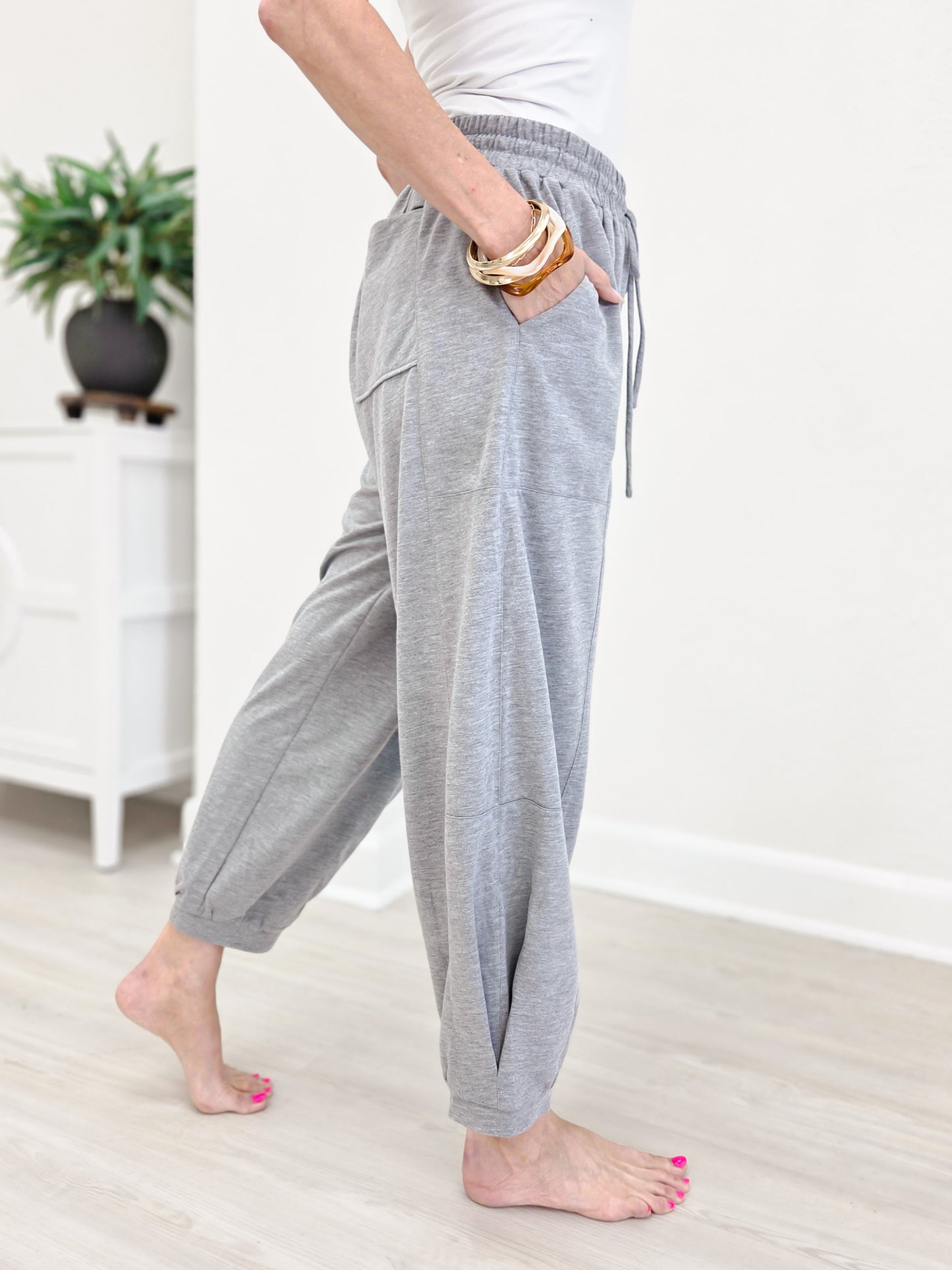 Jogger Pants With Oversized Side Pocket and Elastic Waist
