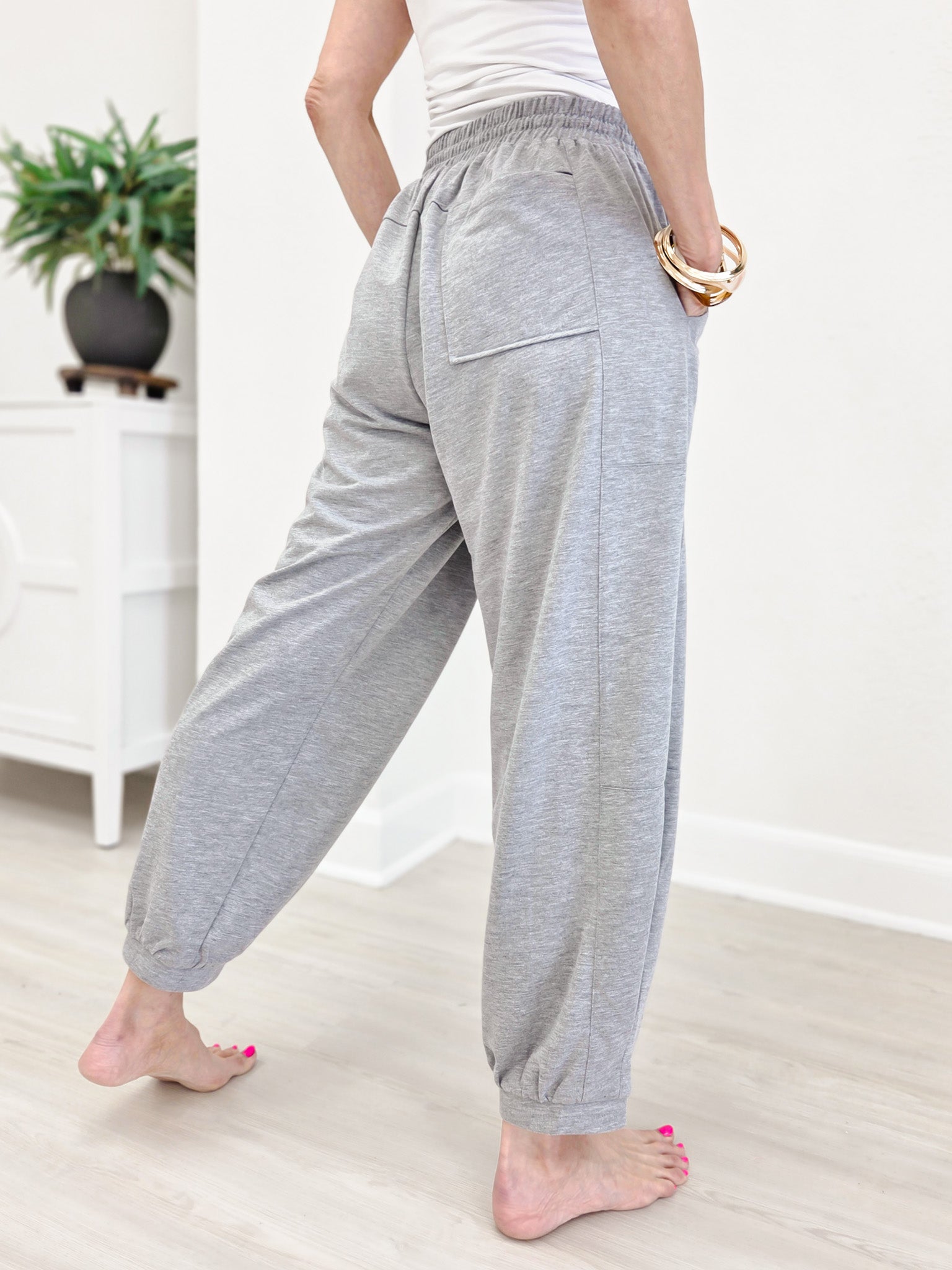 Jogger Pants With Oversized Side Pocket and Elastic Waist
