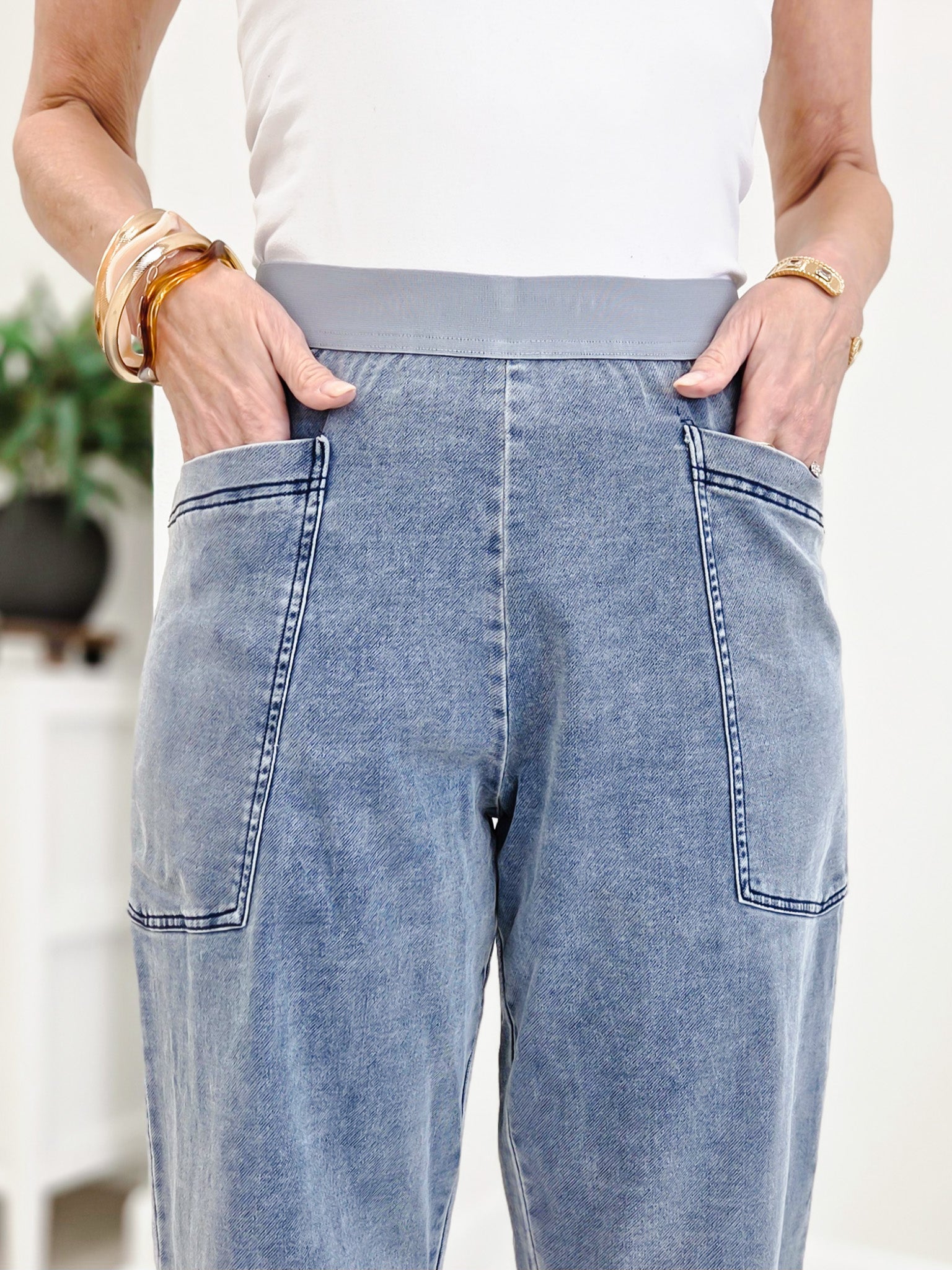 Wide Leg Denim Pants With Oversized Front Pockets