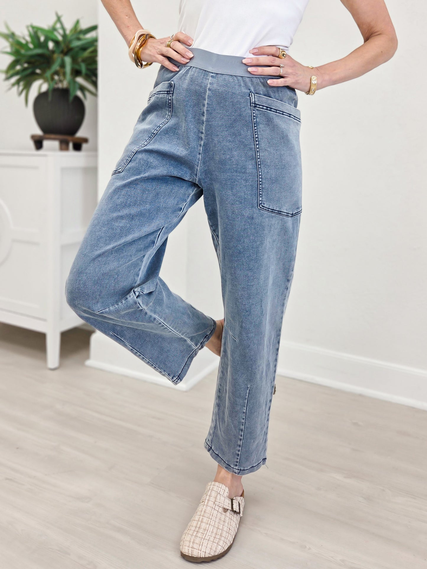 Wide Leg Denim Pants With Oversized Front Pockets