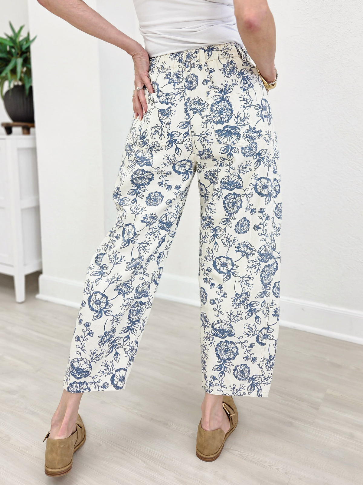 Cropped Floral Printed Straight Leg Pants