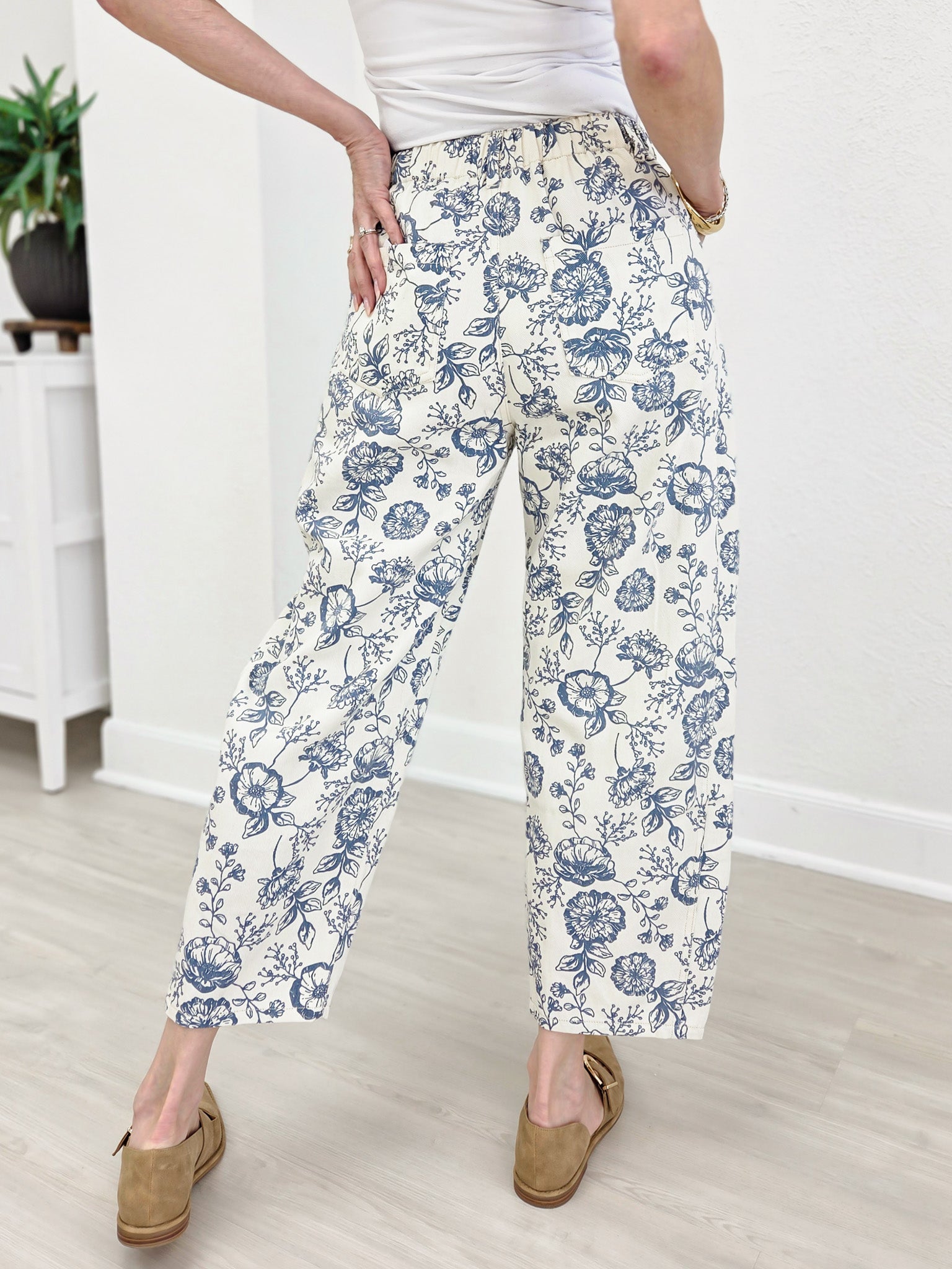 Cropped Floral Printed Straight Leg Pants