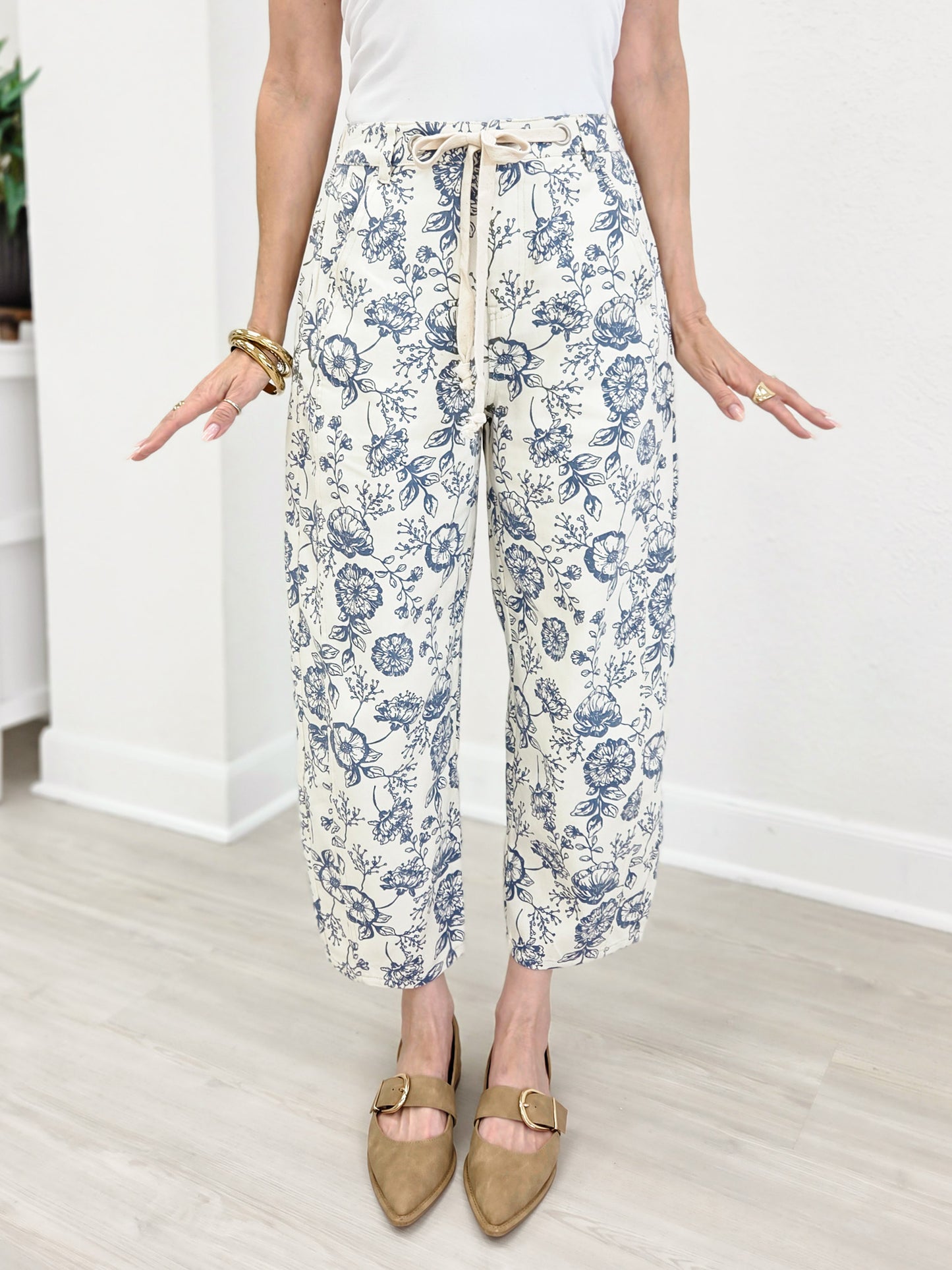 Cropped Floral Printed Straight Leg Pants