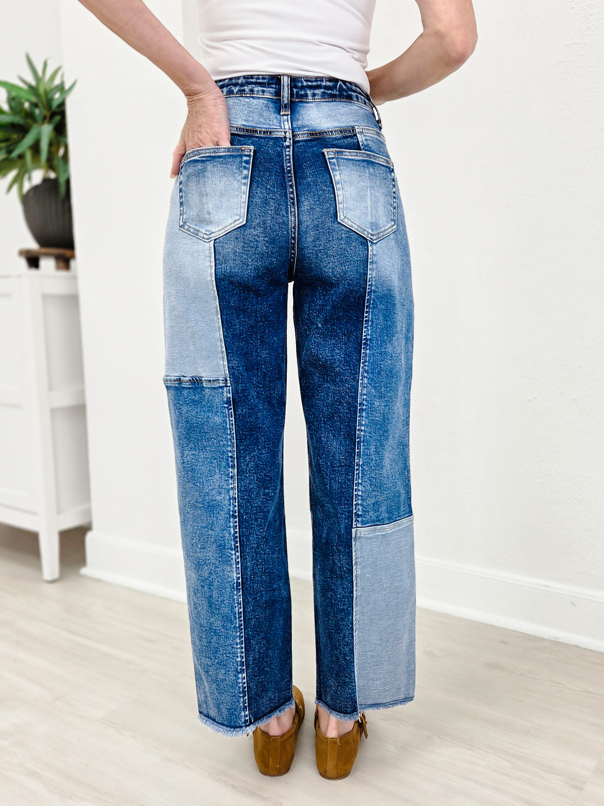 Stretchy Patchwork Designed Cropped jeans with Freayed Hem