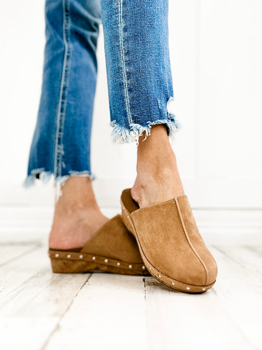 Corkys NEWBIE Clogs in Camel