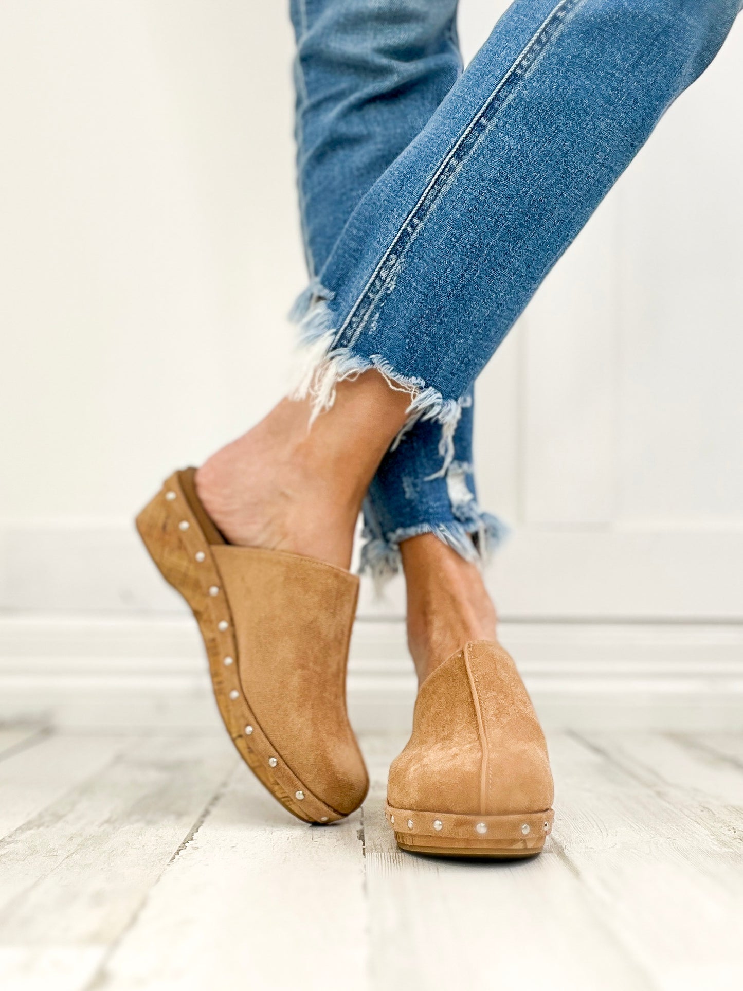 Corkys NEWBIE Clogs in Camel