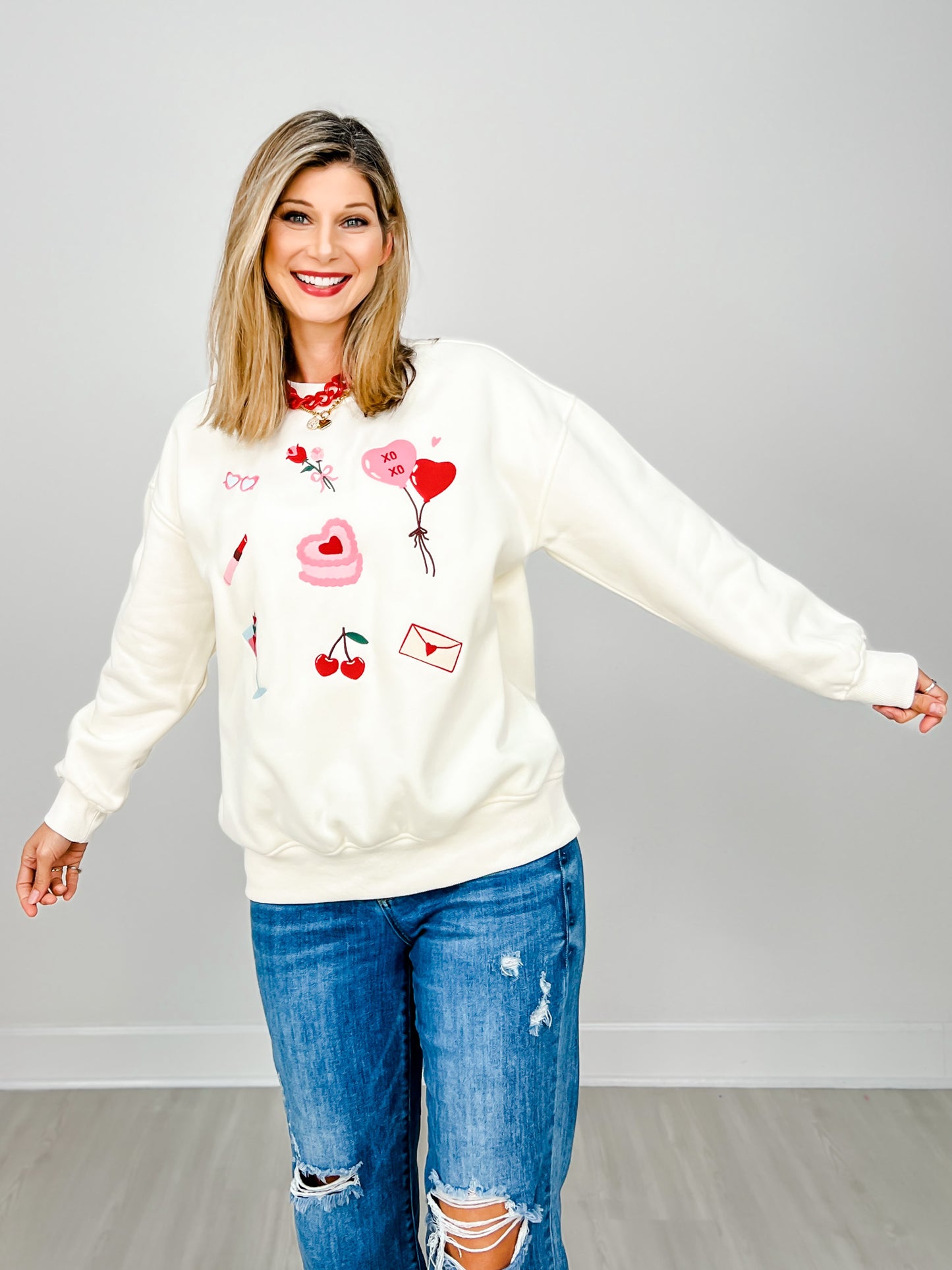 Round Neck Heart Graphic Print Sweatshirt