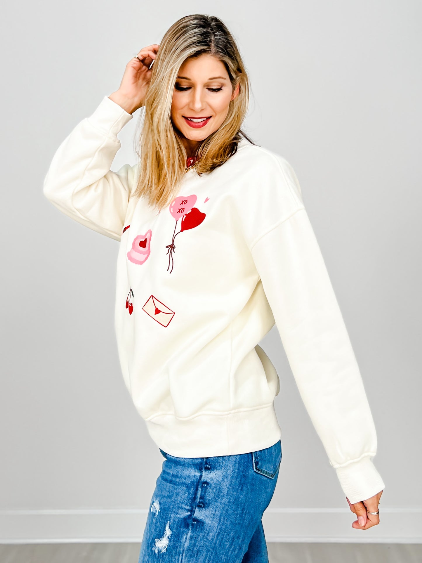 Round Neck Heart Graphic Print Sweatshirt