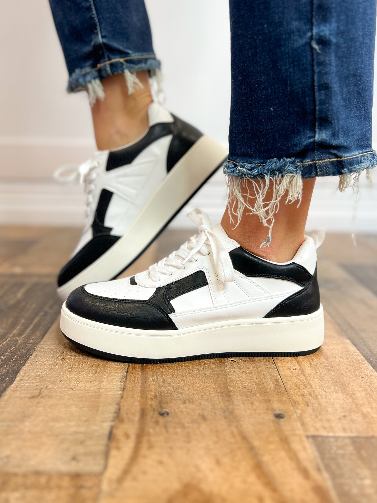 MIA Sneaker in Black & White – Lou's