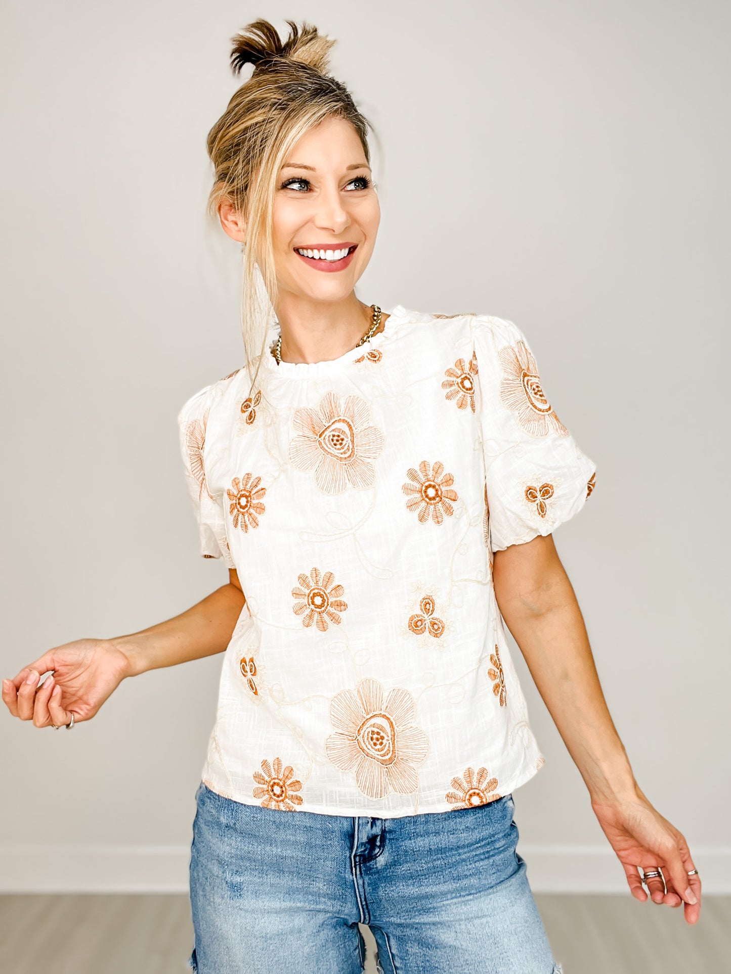 Daisy Embroidered Short Puff Sleeve Top