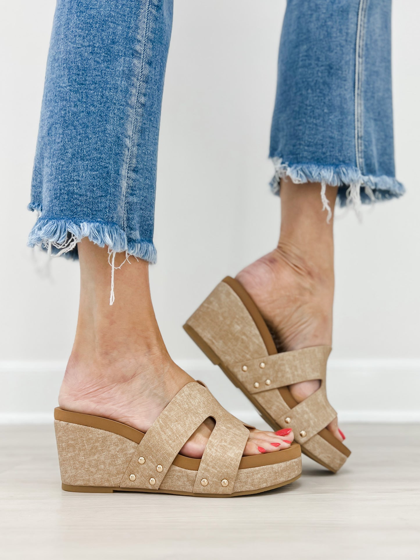 Pierre Dumas Vivian-1 Wedges in Taupe