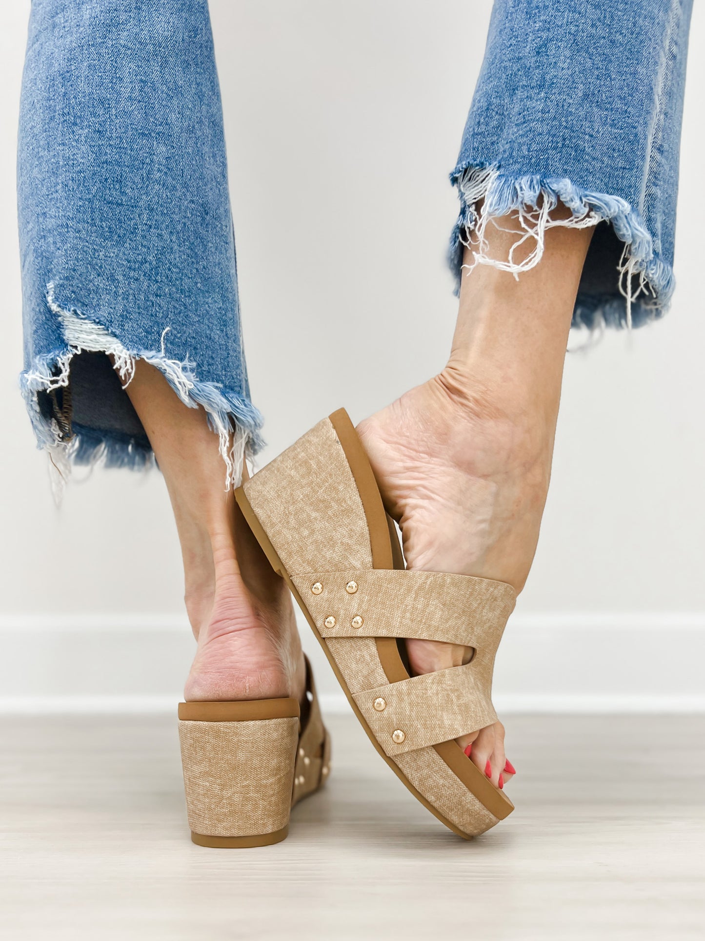 Pierre Dumas Vivian-1 Wedges in Taupe