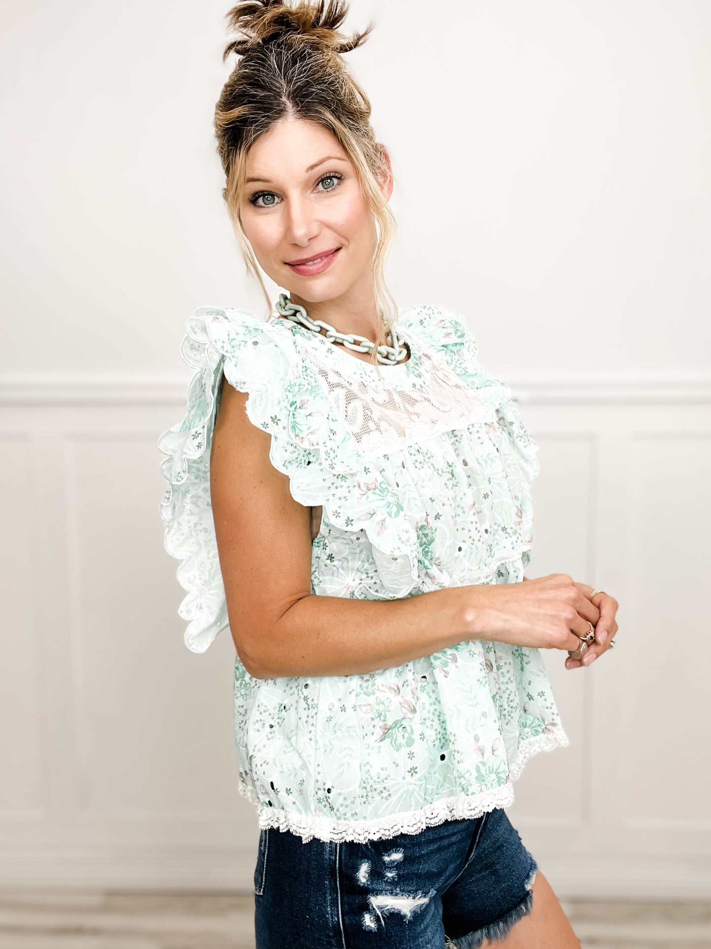 Sleeveless floral pattern lace ruffle top