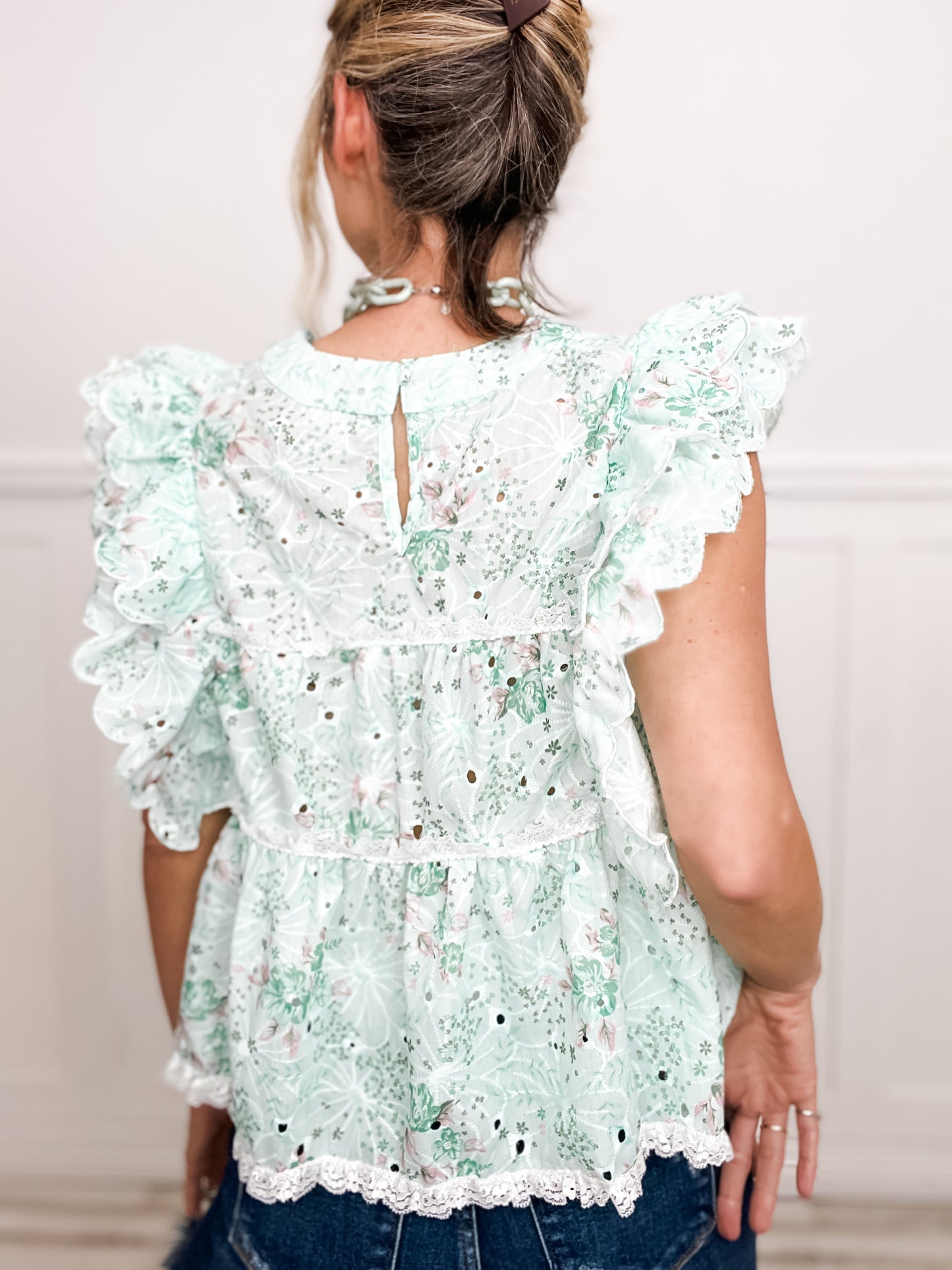 Sleeveless floral pattern lace ruffle top