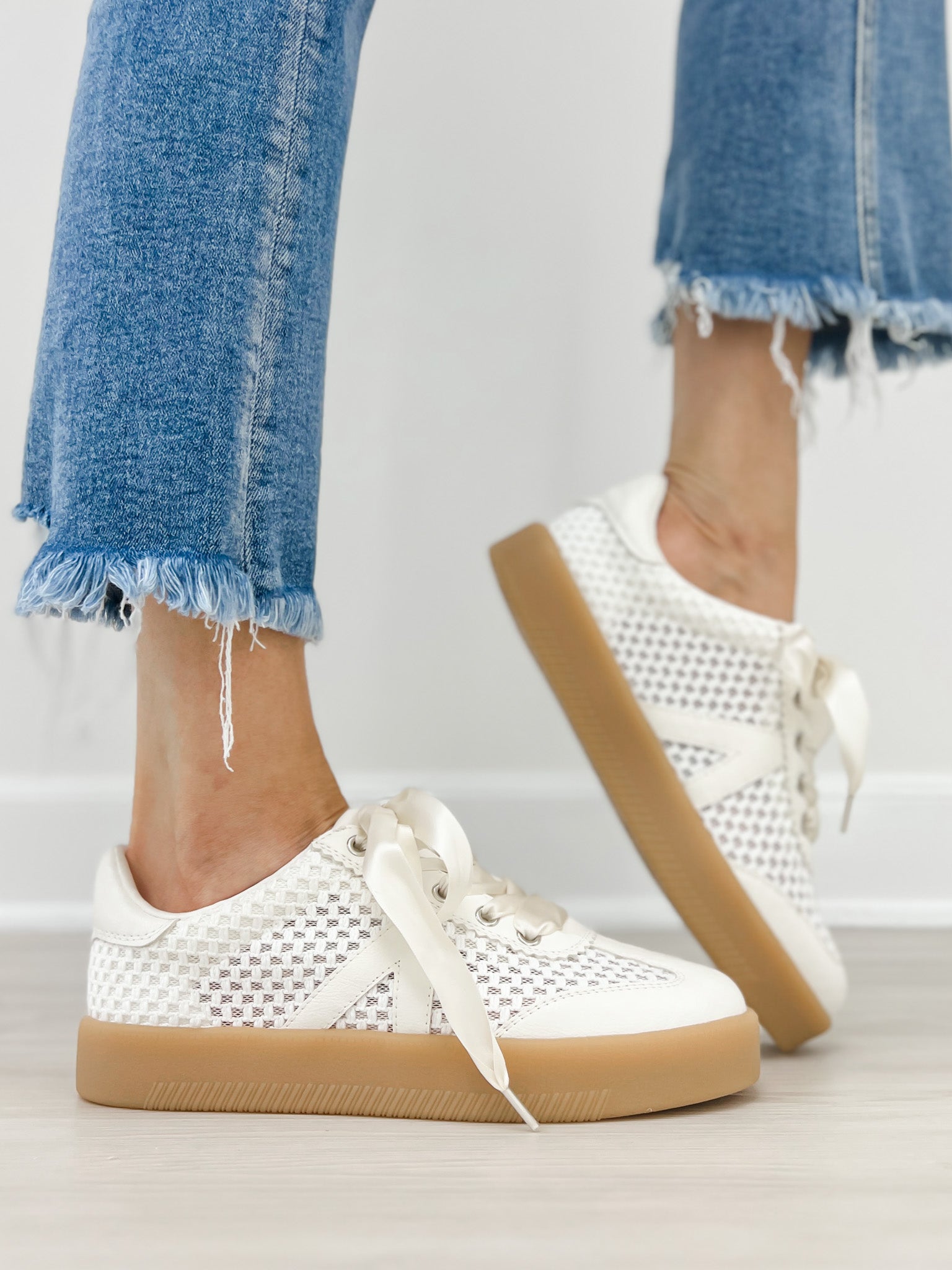 Mia Axel Sneakers in Off White