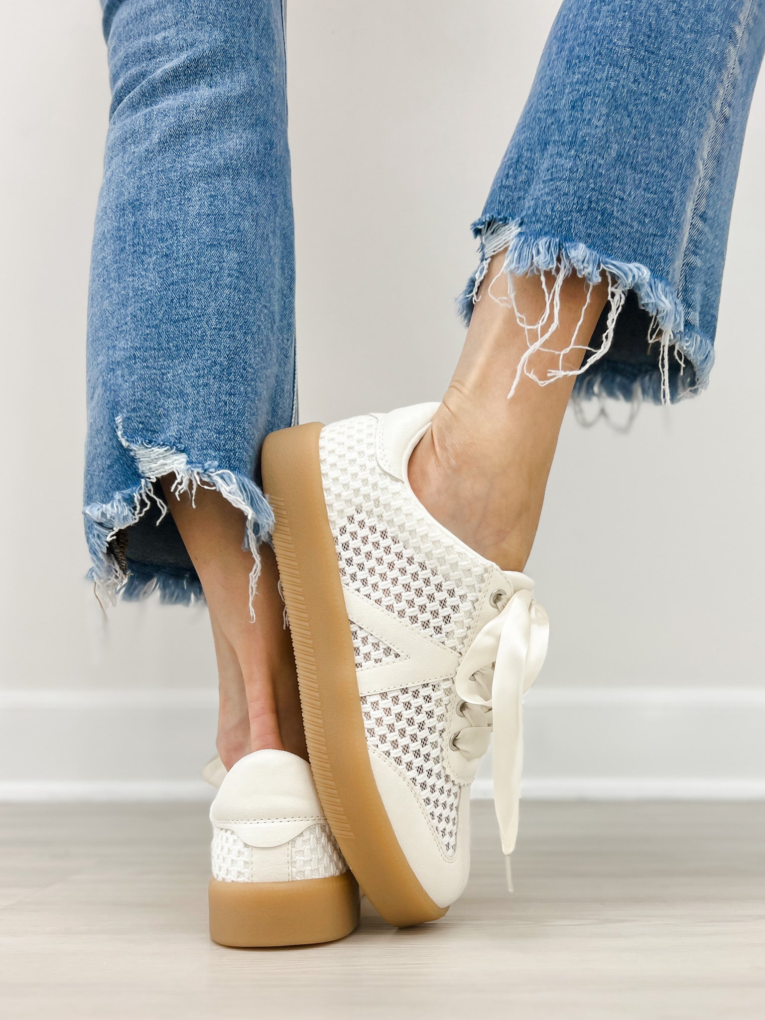 Mia Axel Sneakers in Off White