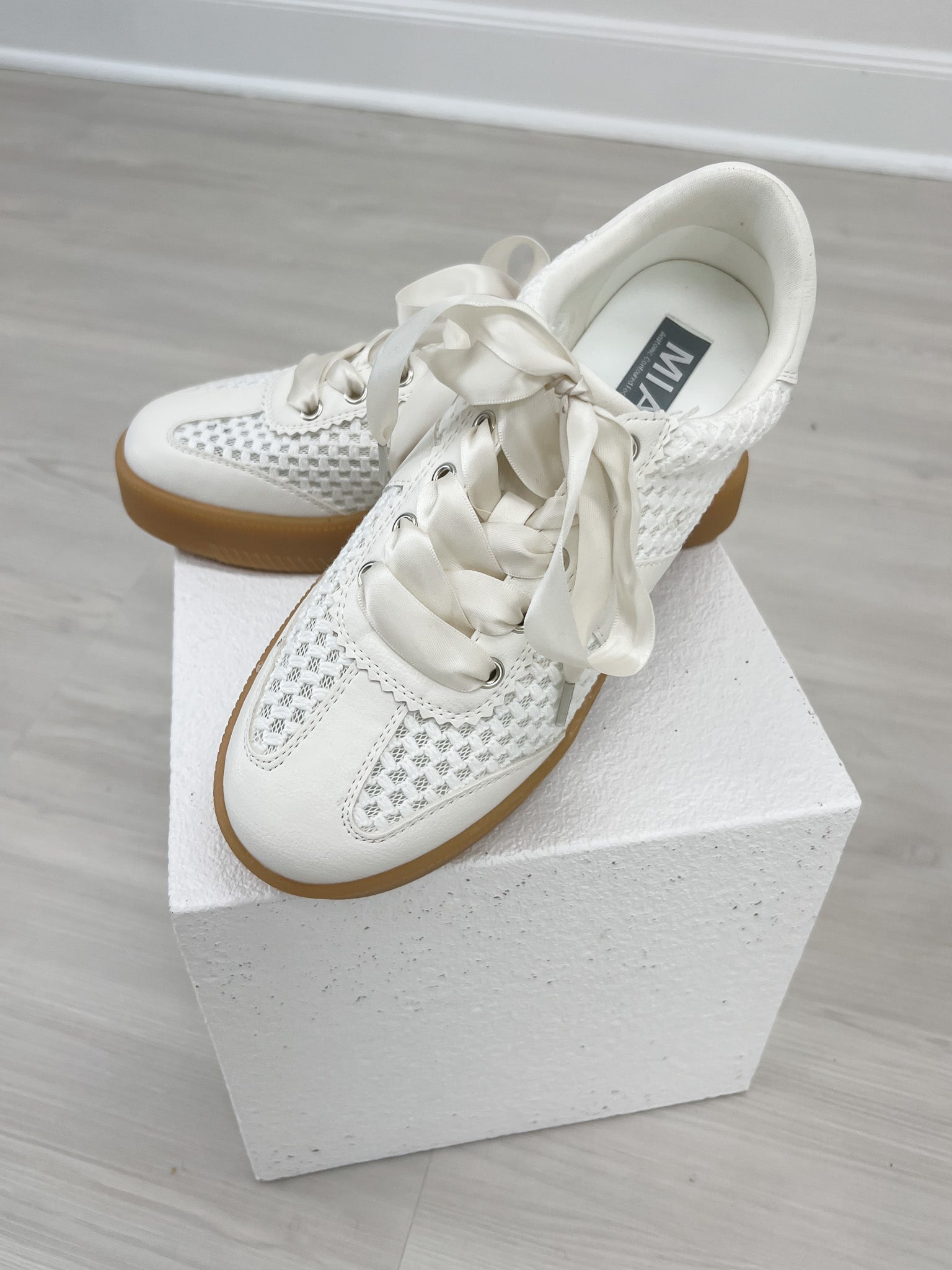 Mia Axel Sneakers in Off White