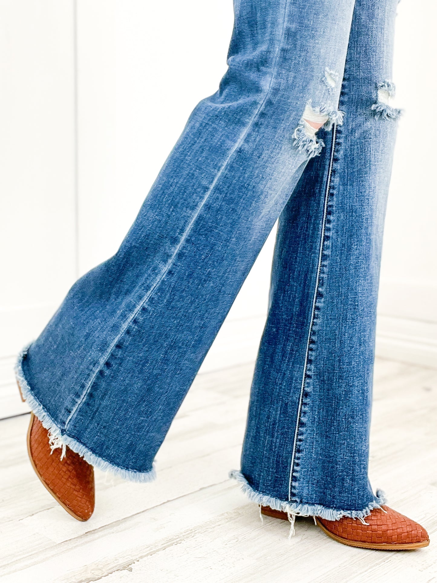 Judy Blue MADE YOU LOOK Mid-Rise Button Fly Flare Jeans with Distressed Frayed Hem