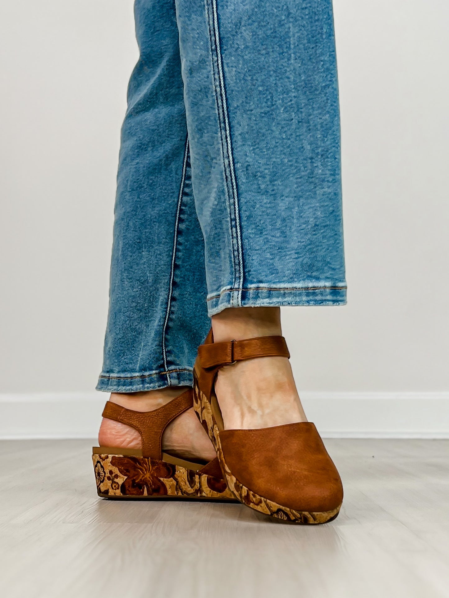 Corkys All In Wedges in COGNAC