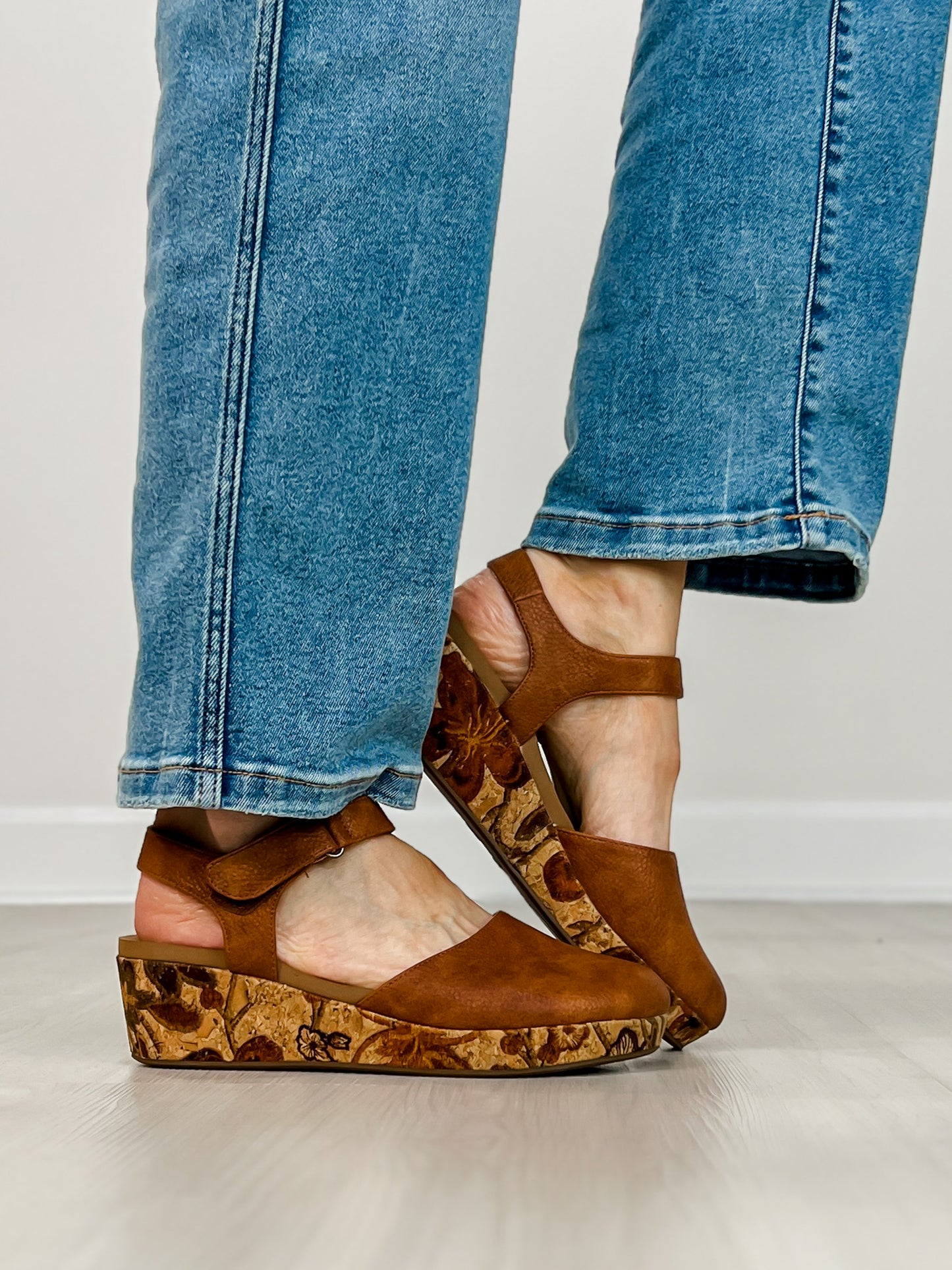 Corkys All In Wedges in COGNAC