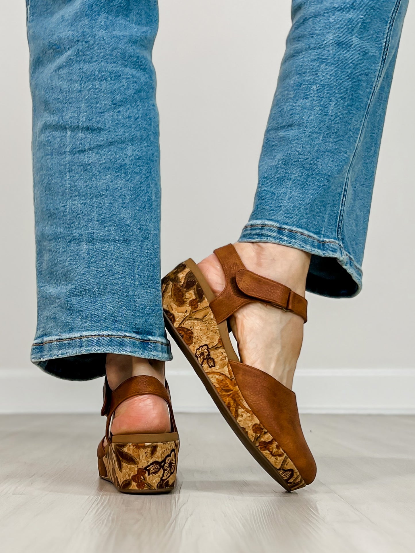 Corkys All In Wedges in COGNAC