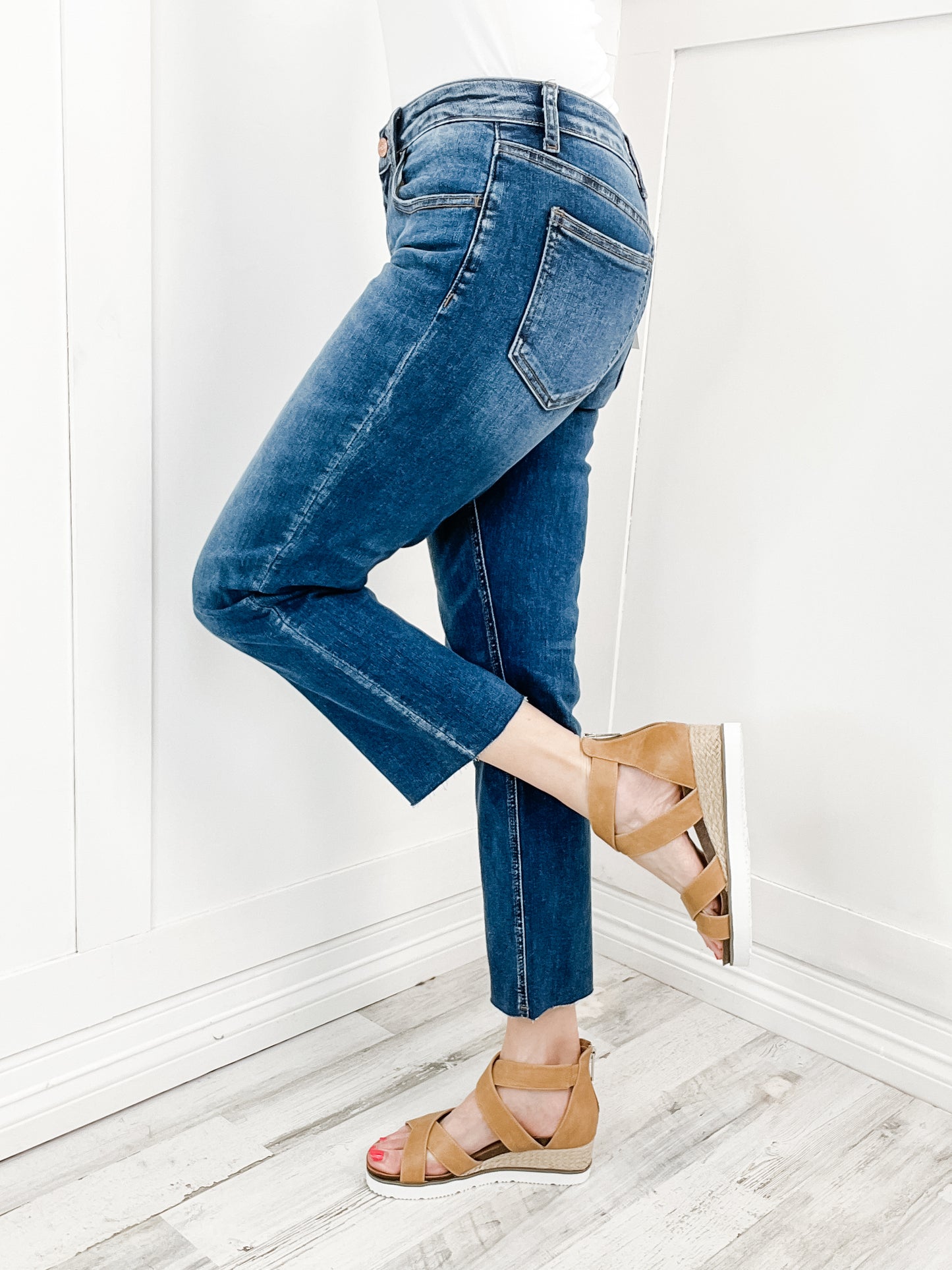 Vervet PALMER Mid-Rise Clean Cut Hem Crop Straight Jeans
