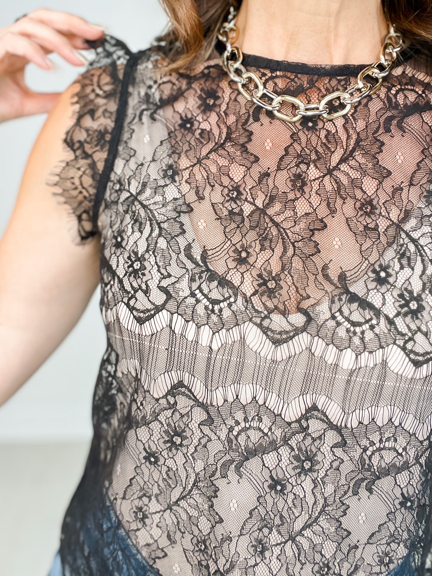 Round Neck Sleeveless Scallop Hem Lace Top