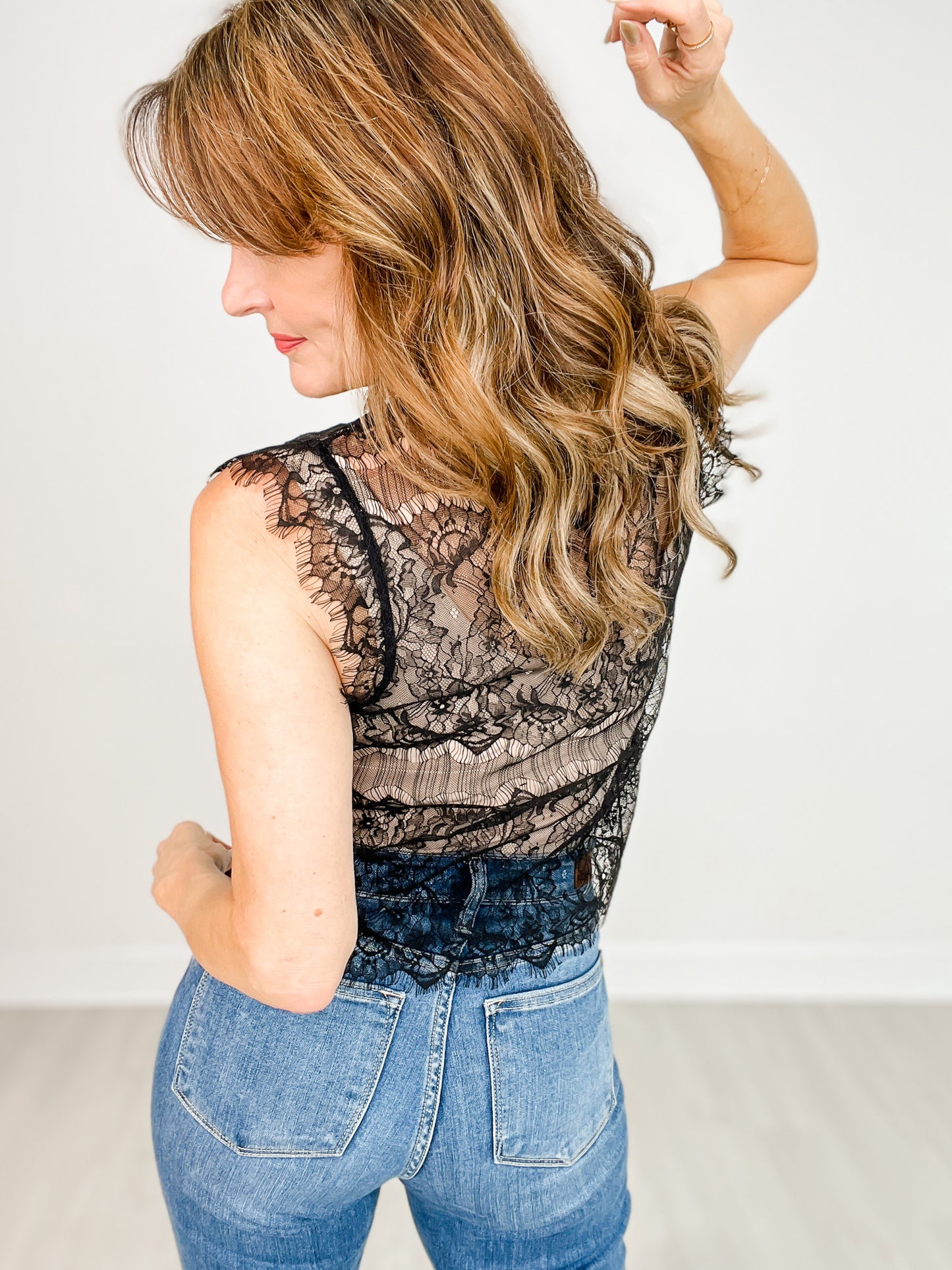 Round Neck Sleeveless Scallop Hem Lace Top