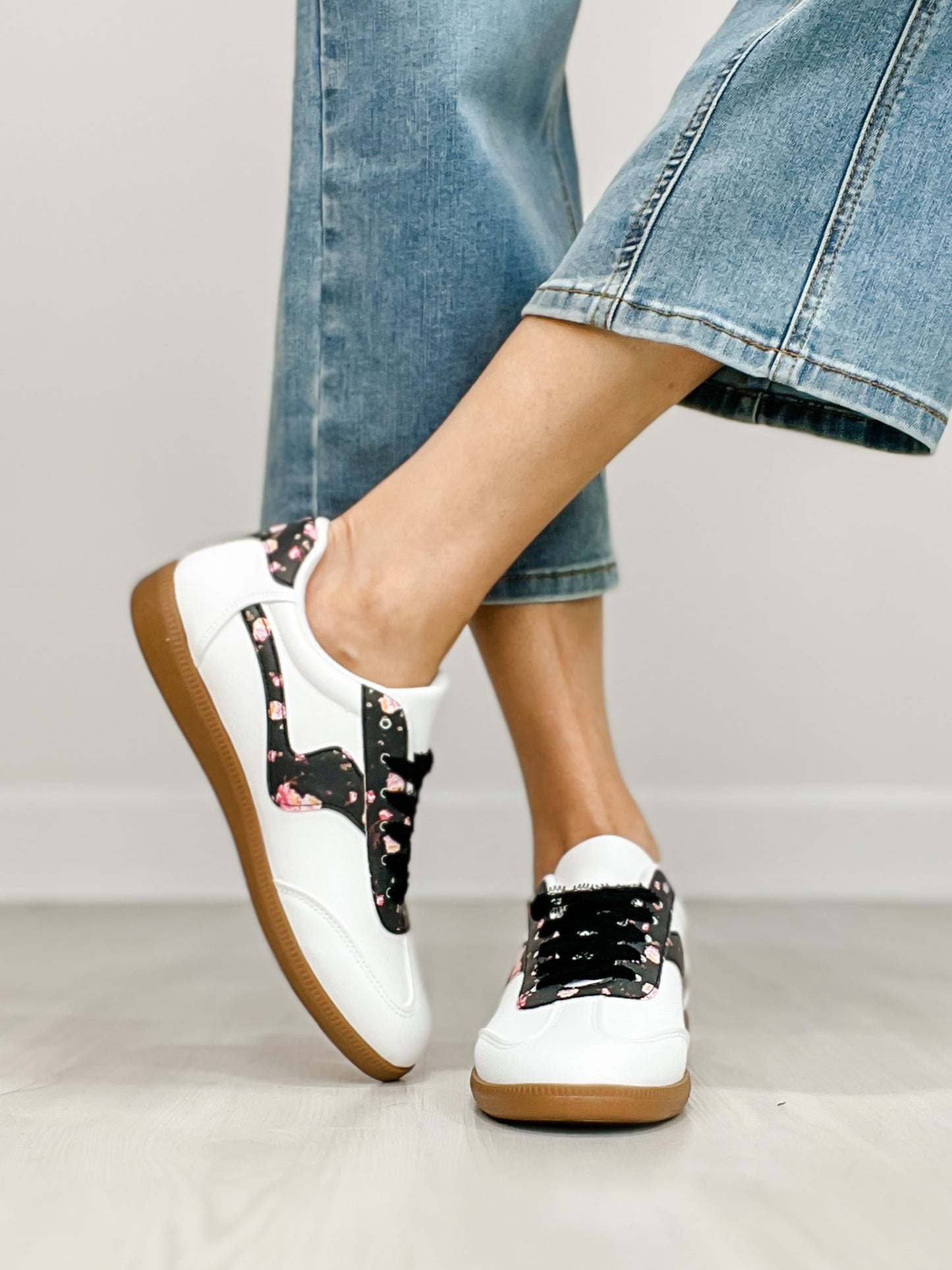 Outwoods Great-5 Tennis Shoes in Black and White