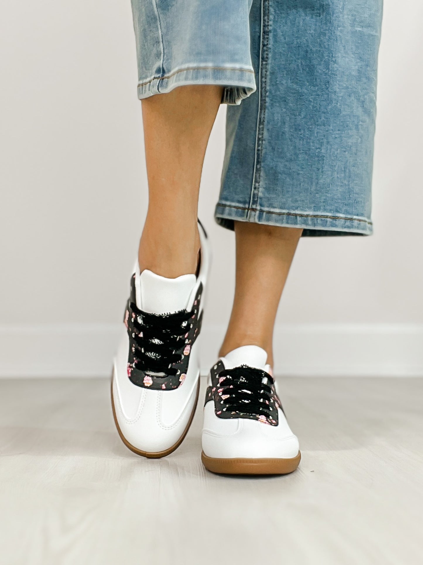 Outwoods Great-5 Tennis Shoes in Black and White