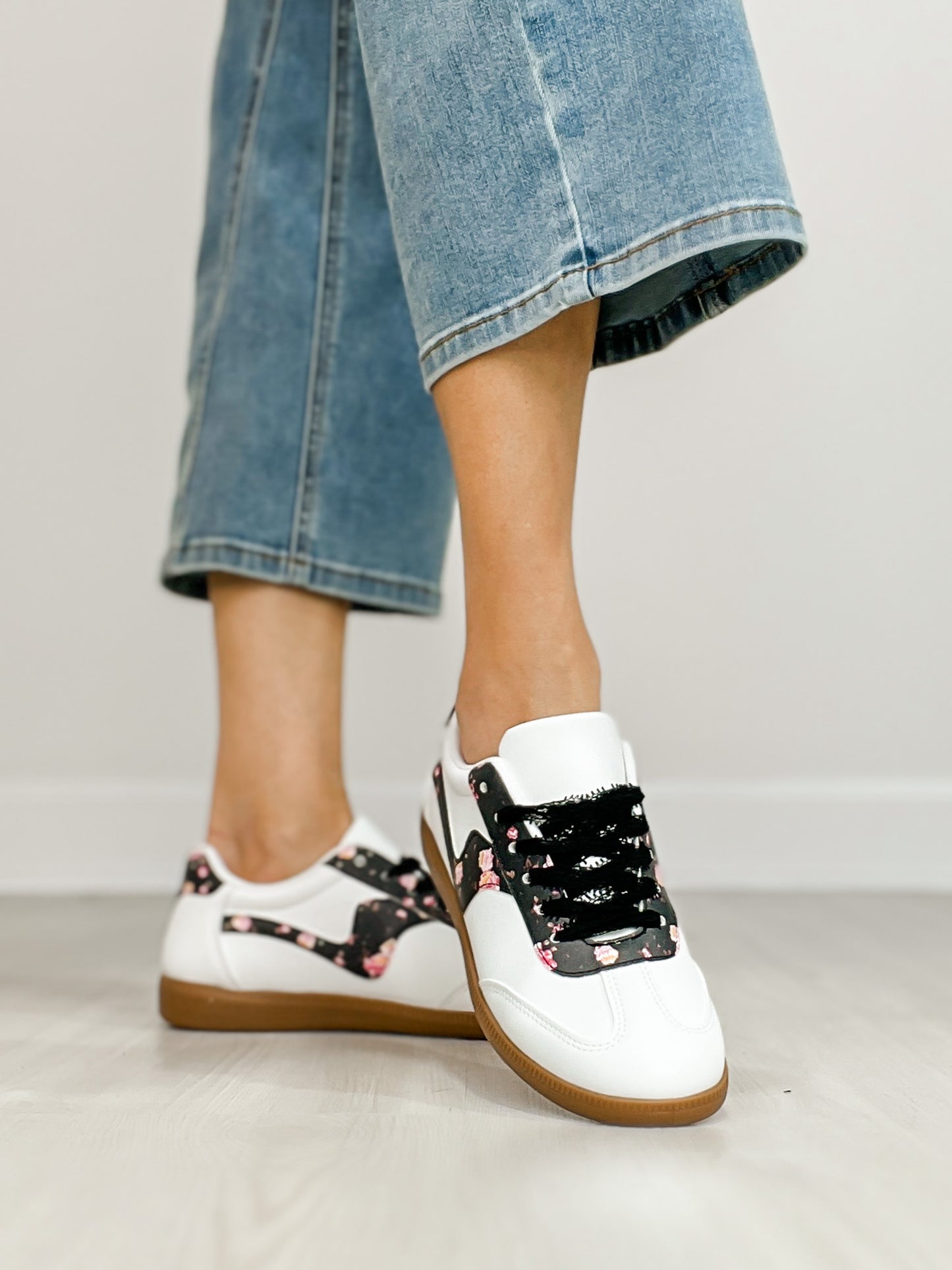 Outwoods Great-5 Tennis Shoes in Black and White