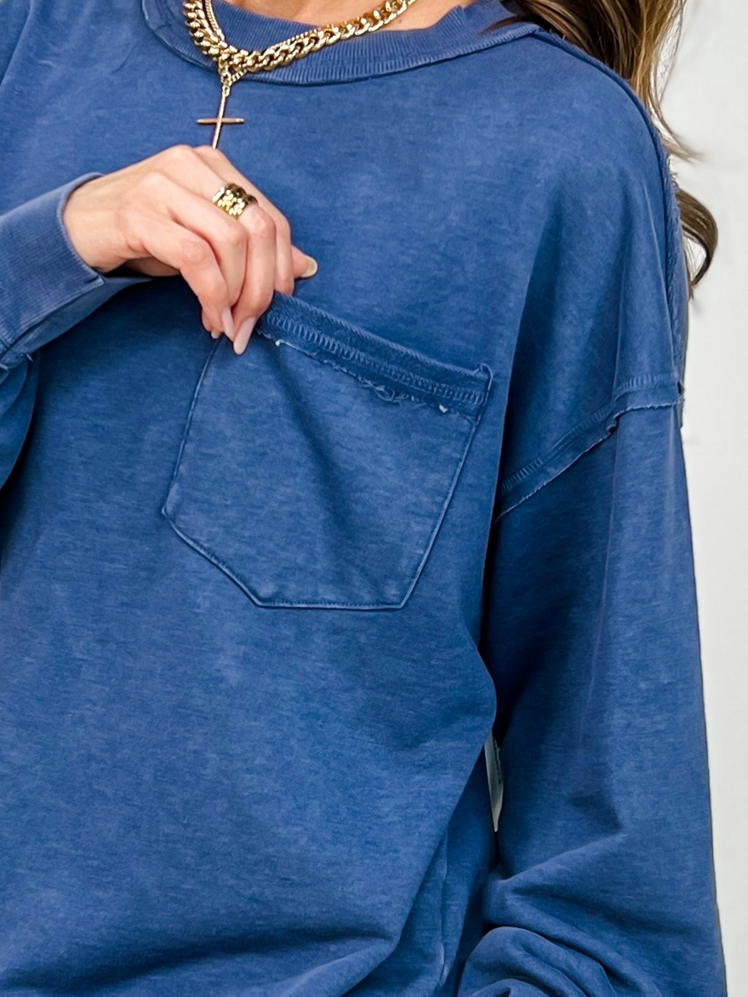 Mineral Washed Terry Pocket Sweatshirt in NAVY